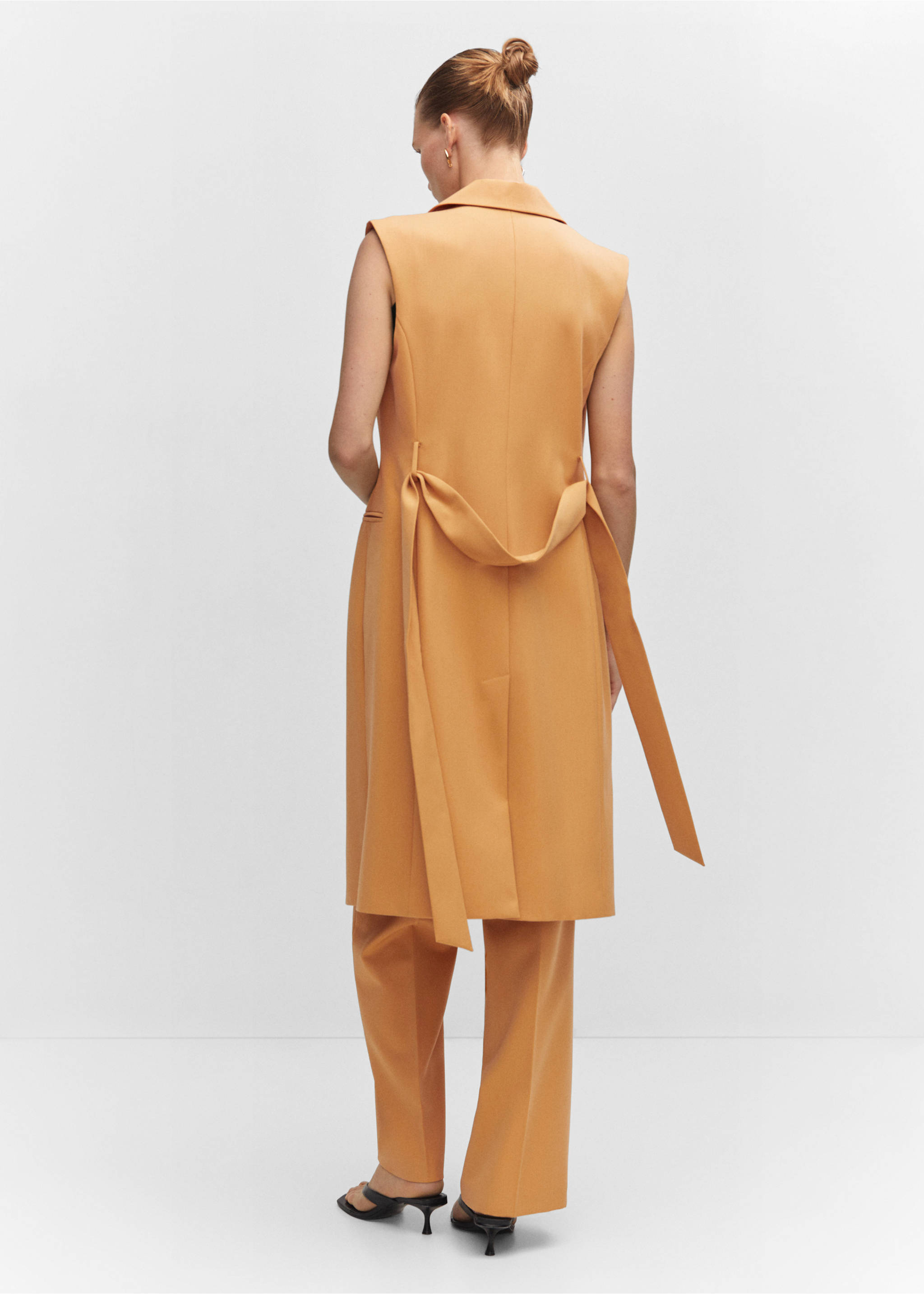 Long gilet with bow - Reverse of the article, Ochre. Ref: 57040813-00.