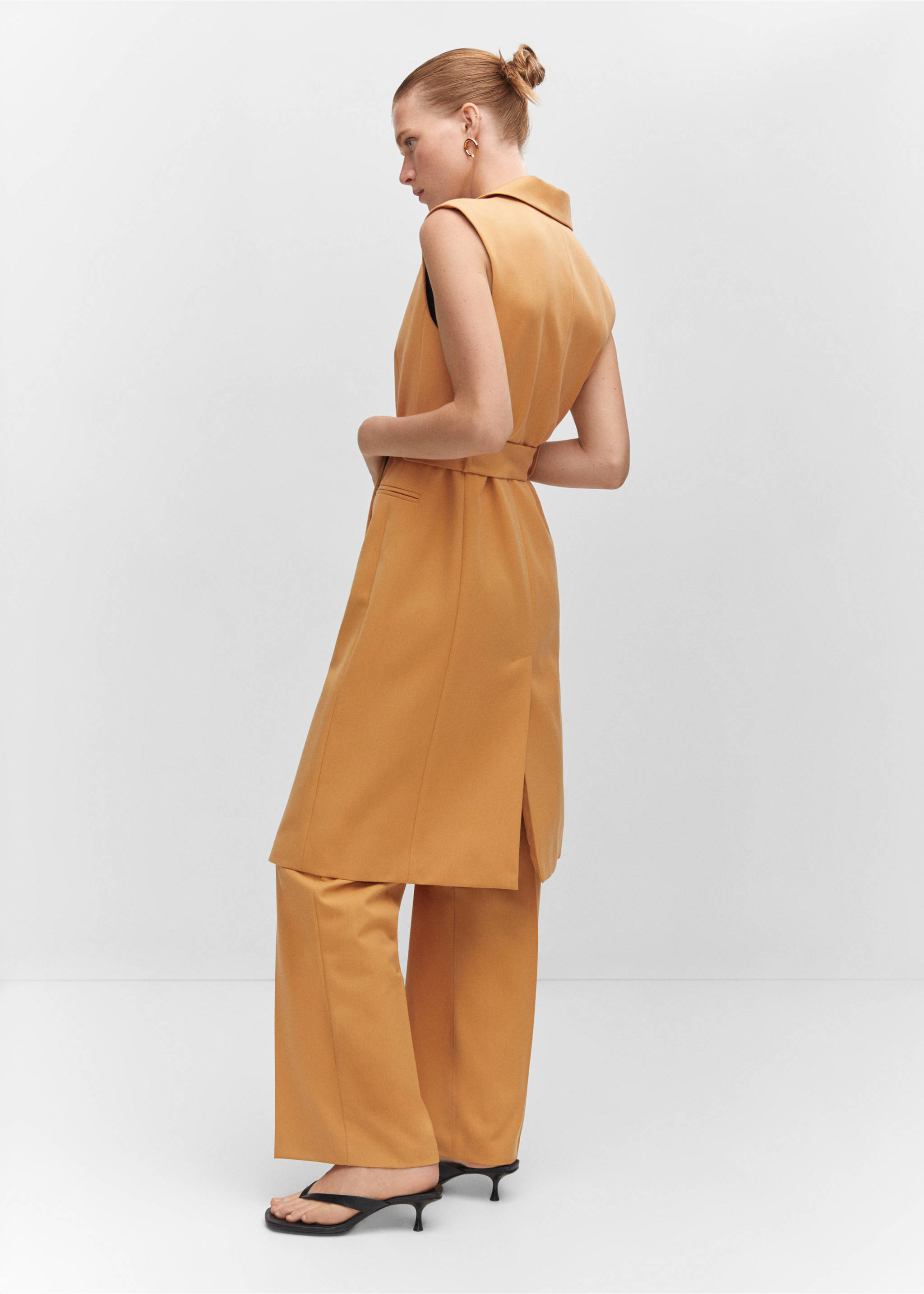 Long gilet with bow - Details of the article 2, Ochre. Ref: 57040813-00.