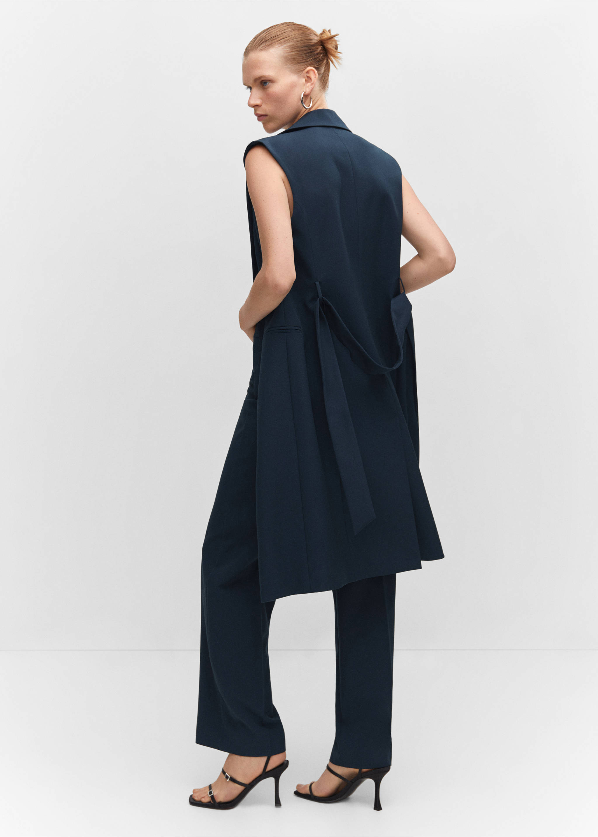 Long gilet with bow - Details of the article 2, Navy. Ref: 57040813-00.