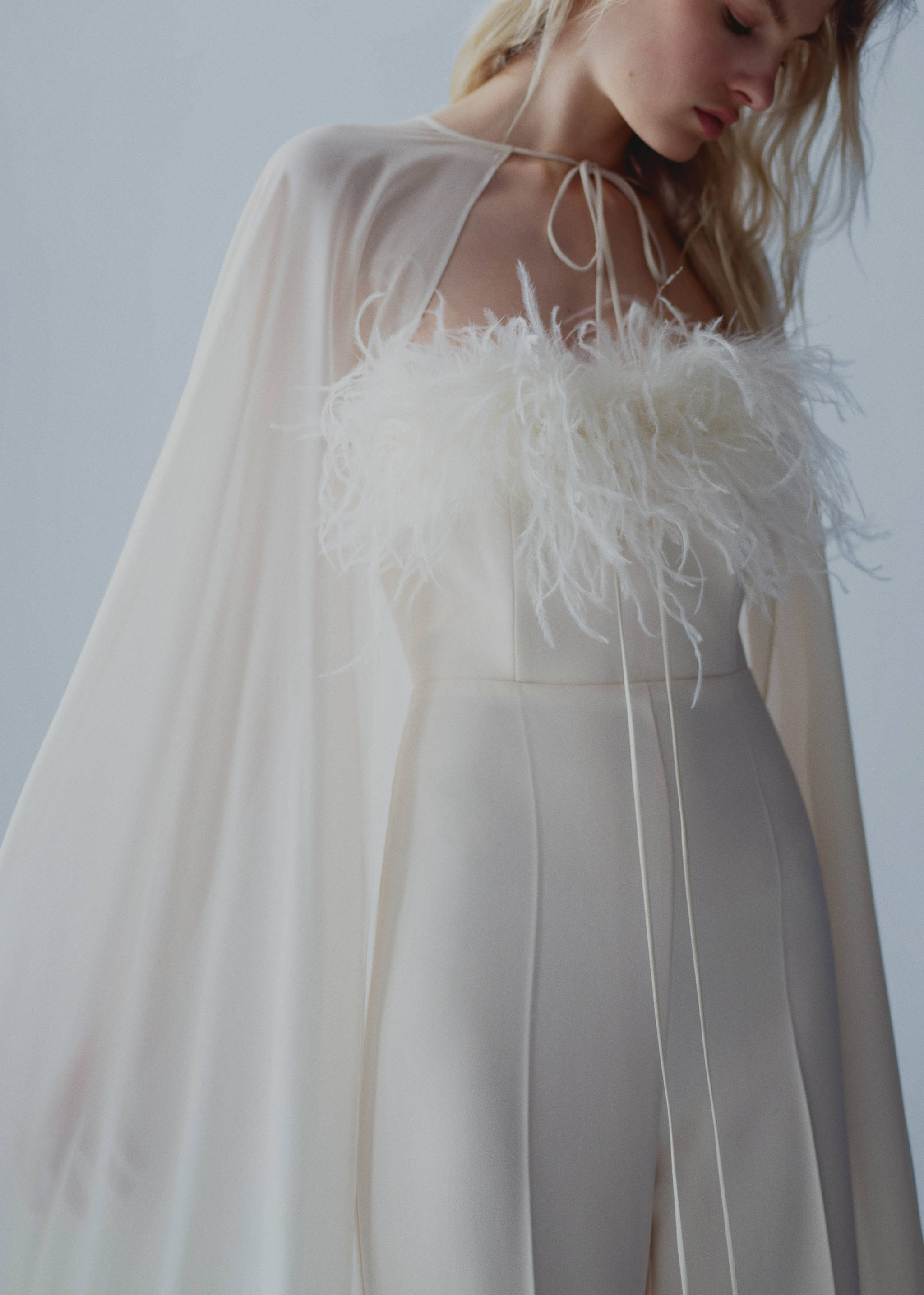 Longue cape ceinture à nouer - Plan moyen