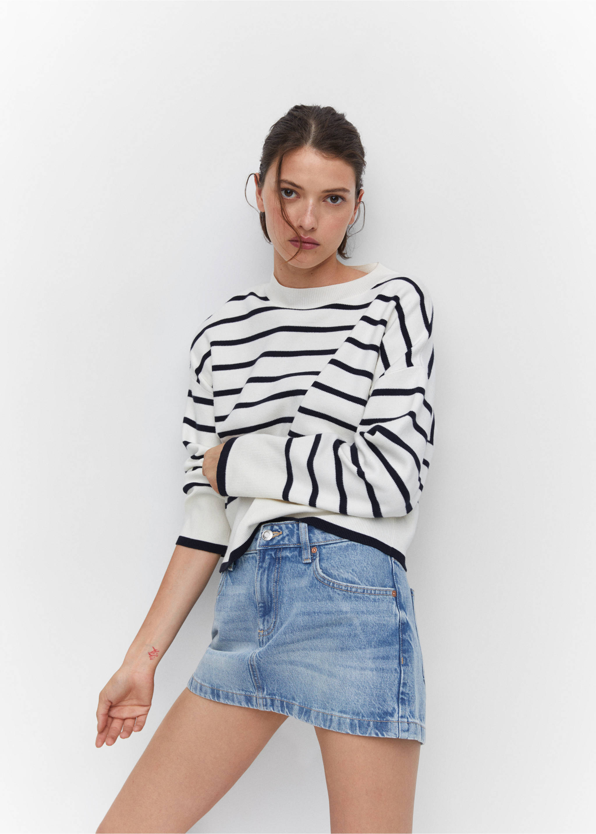 Low-rise denim mini skirt - Details of the article 2, Medium Vintage Blue. Ref: 57042878-00.