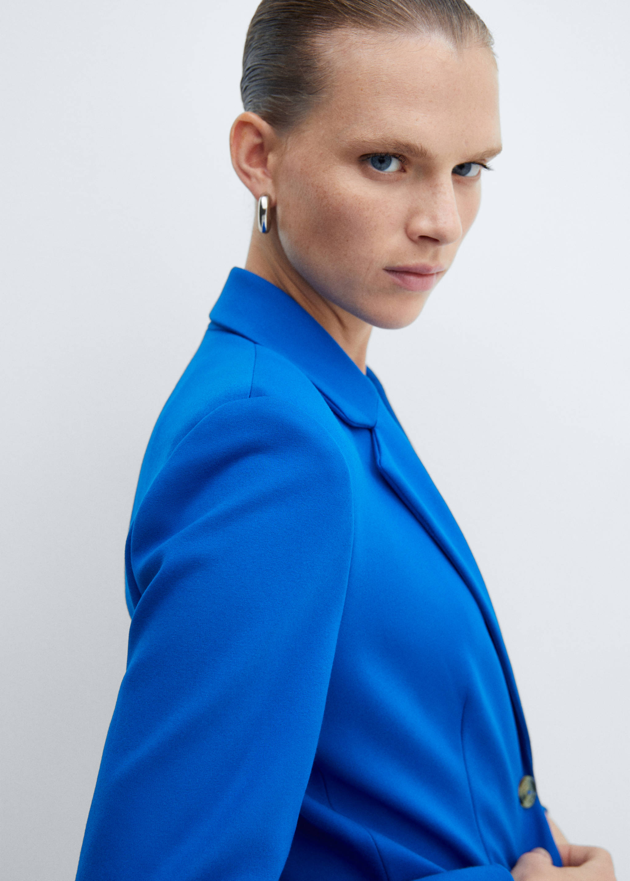 Fitted jacket with blunt stitching - Details of the article 1