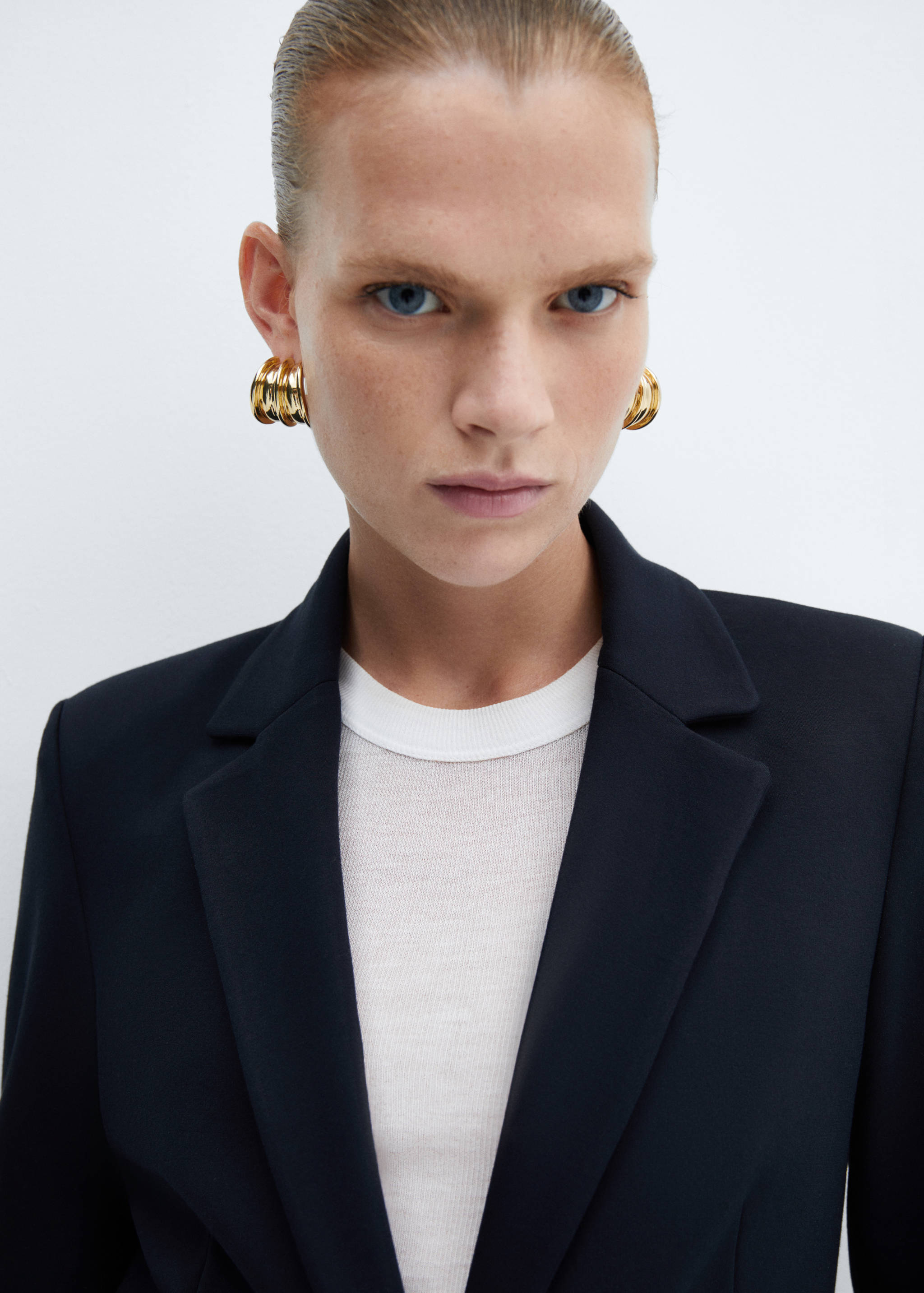 Fitted jacket with blunt stitching - Details of the article 1