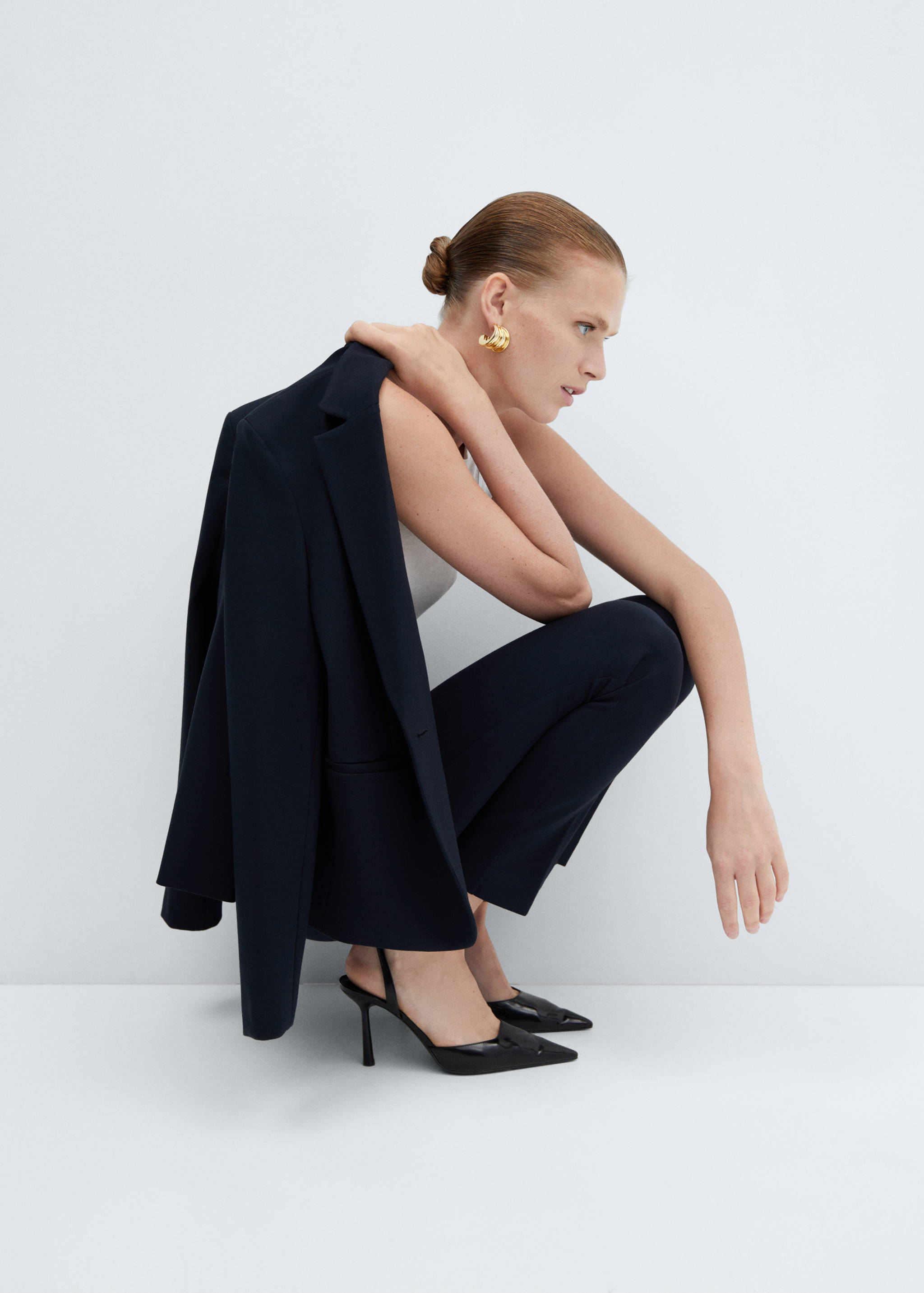 Fitted jacket with blunt stitching - Details of the article 2