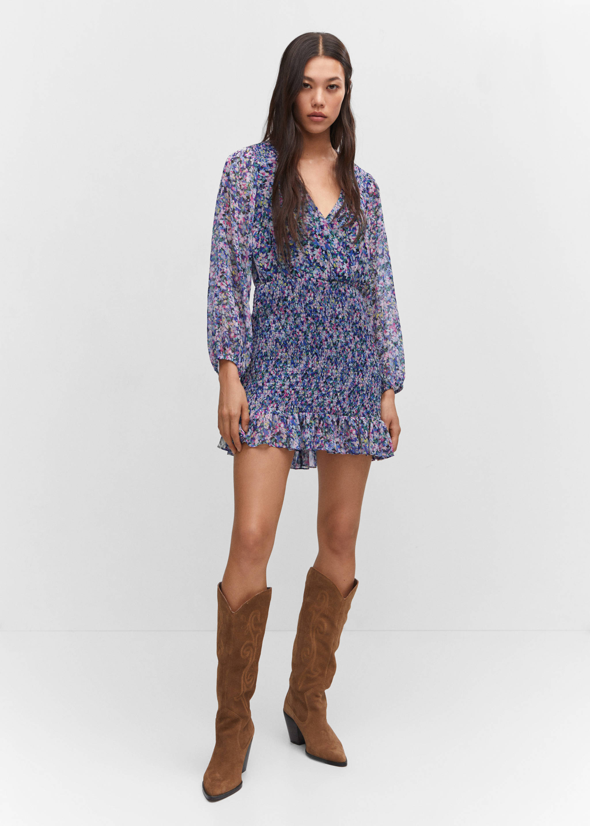 Vestido corto bajo fruncido - Plano general