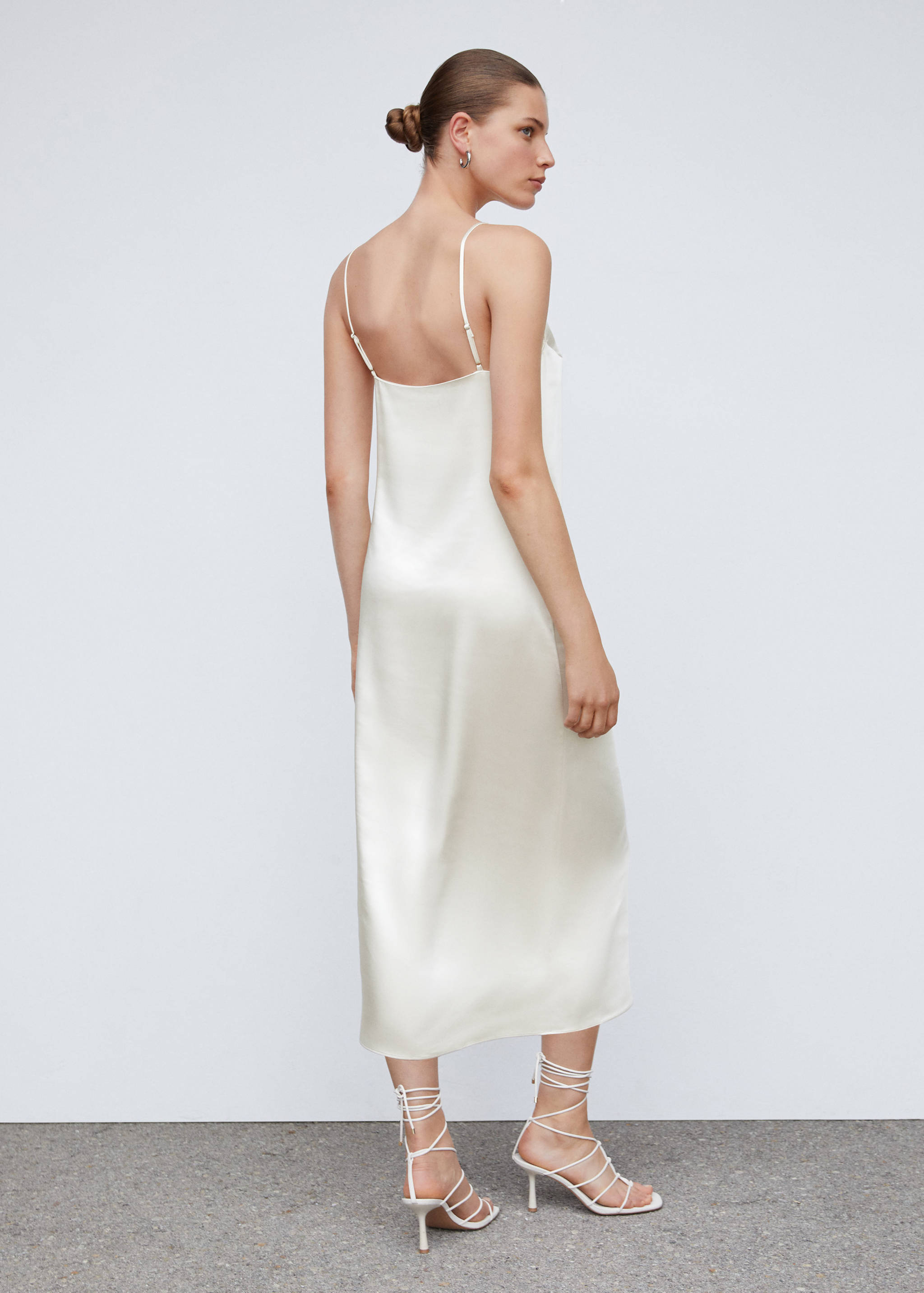 Side-slit satin dress - Reverse of the article