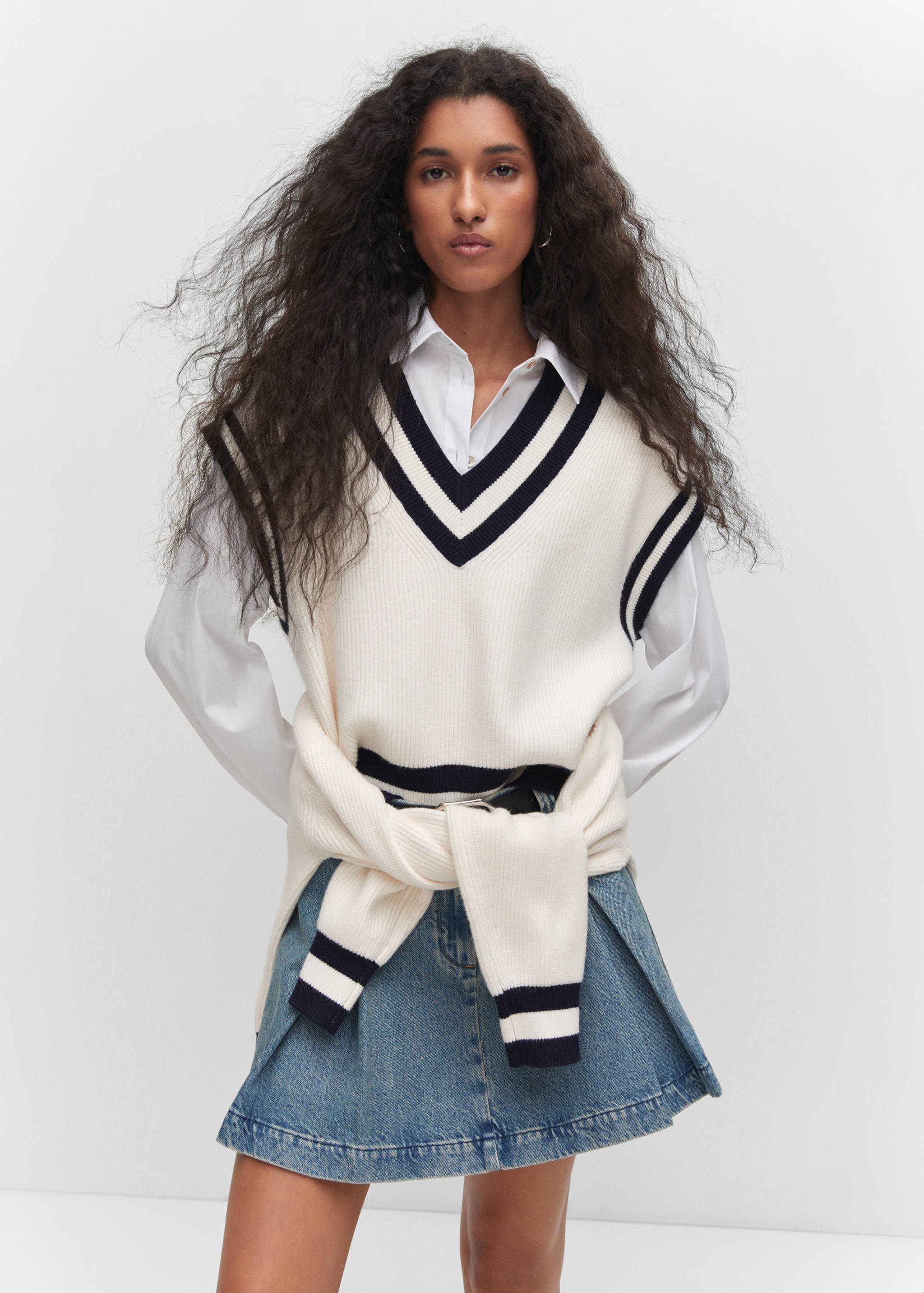 Gilet col V contrasté - Plan moyen