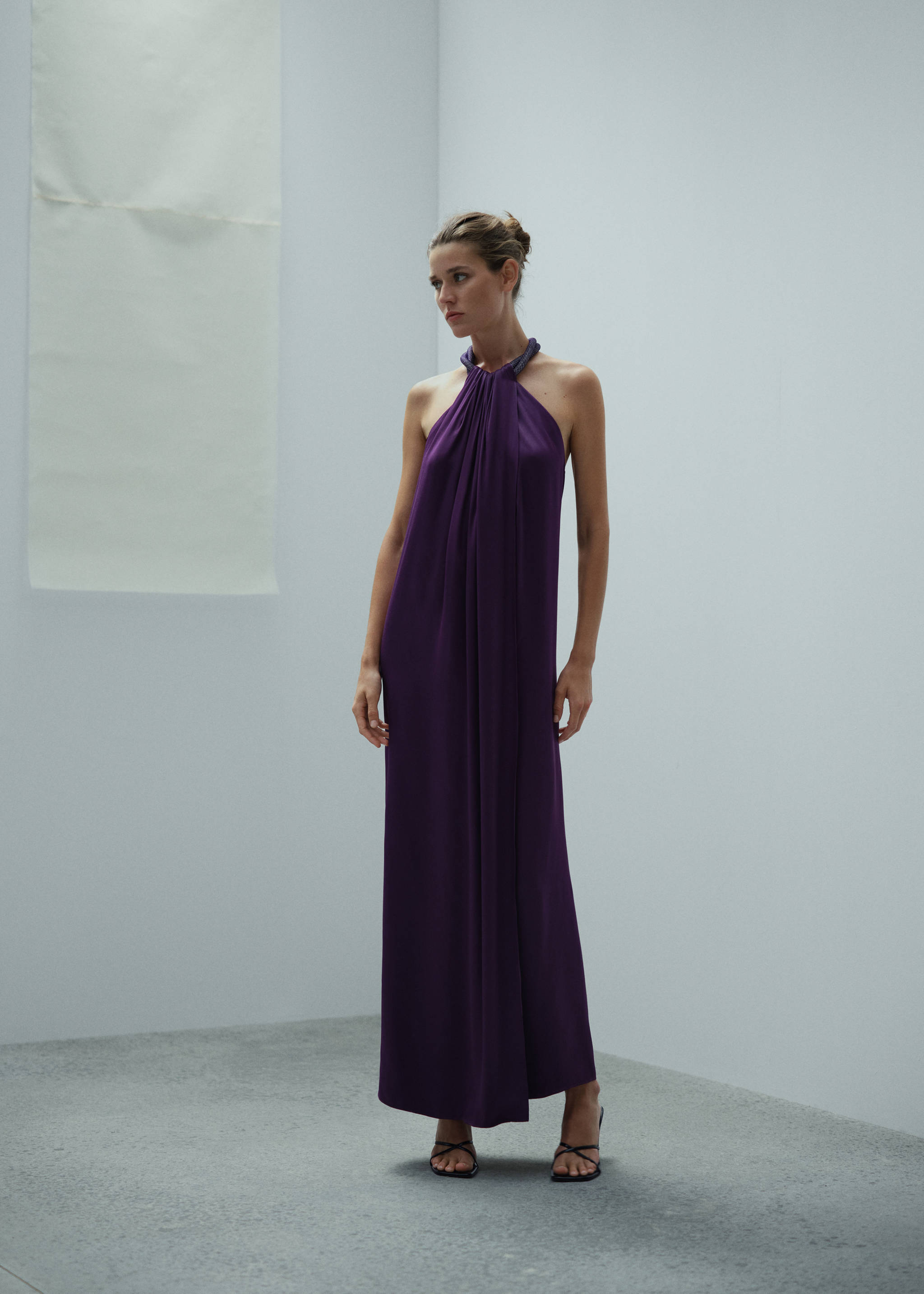 Robe satinée col rigide strass - Plan général