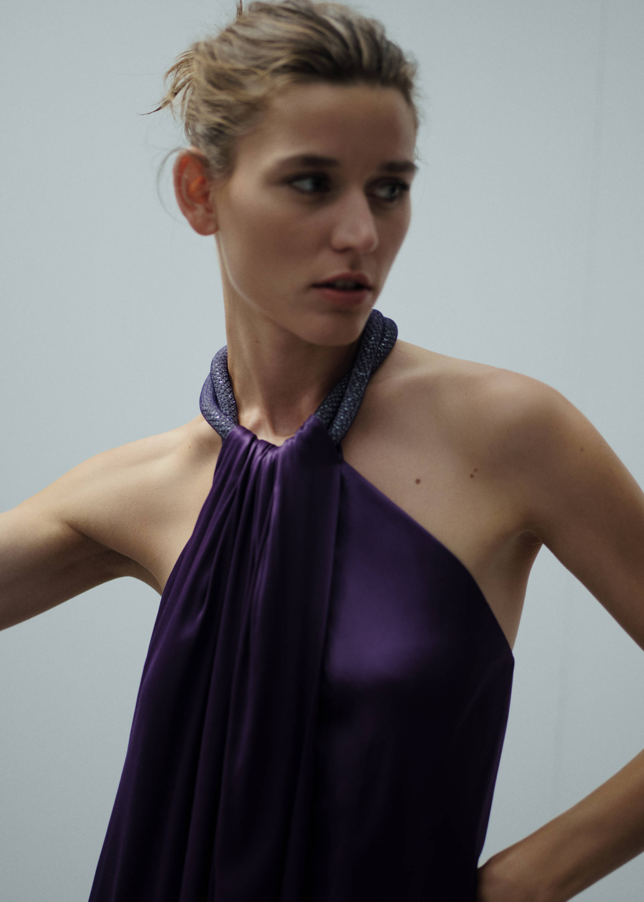 Robe satinée col rigide strass - Plan moyen