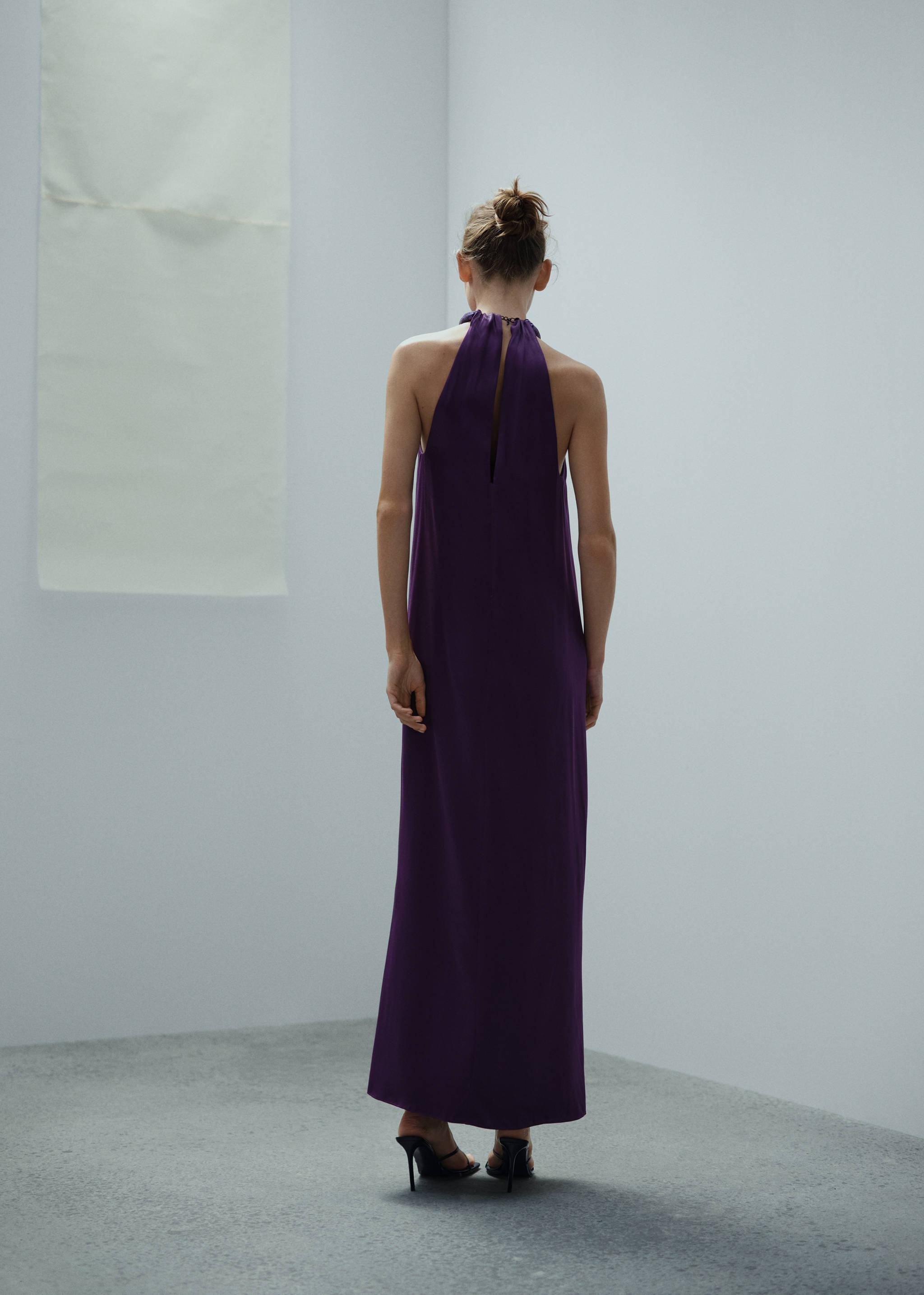 Robe satinée col rigide strass - Verso de l’article