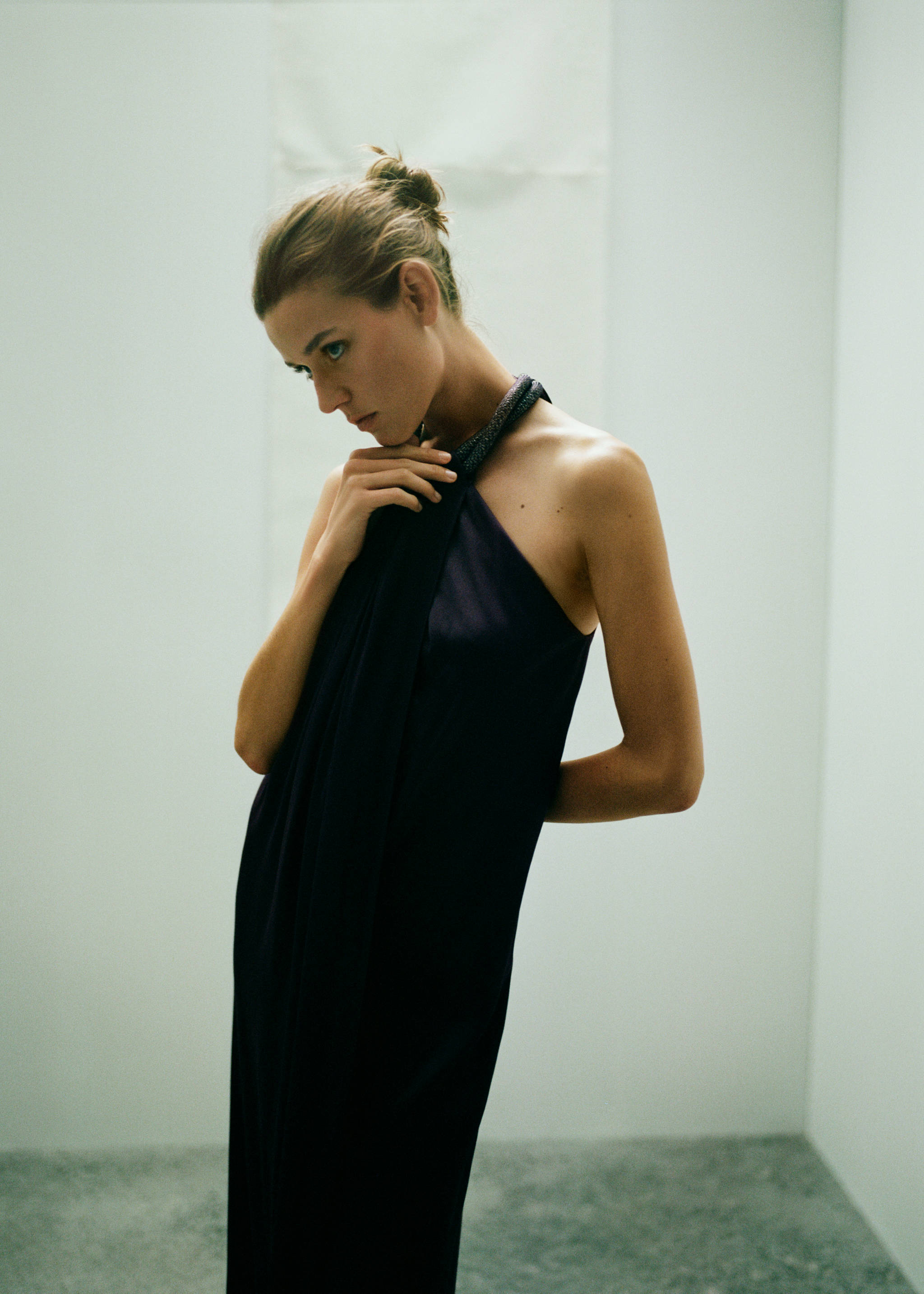 Robe satinée col rigide strass - Détail de l'article 6