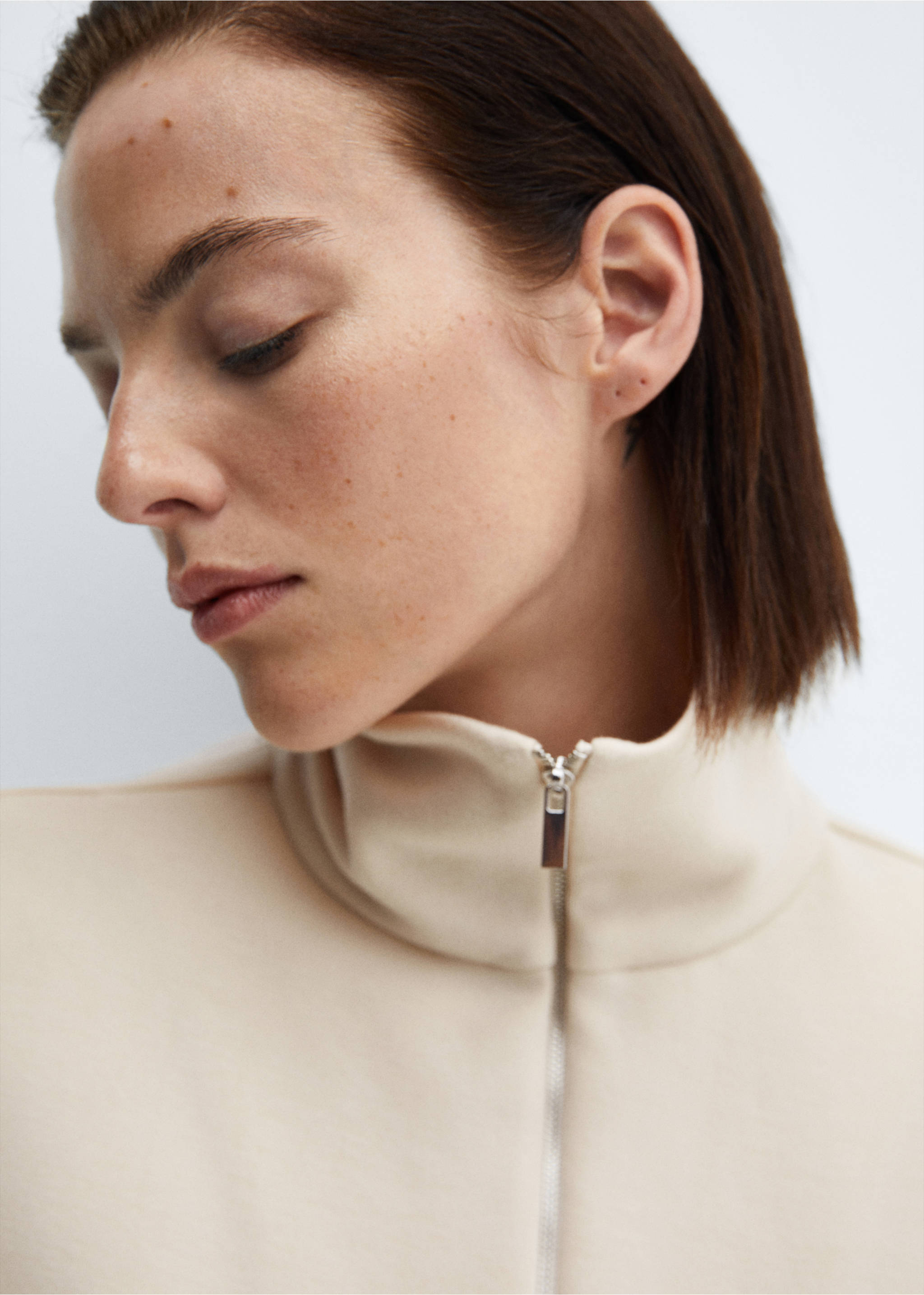 Sweatshirt with patch pocket - Details of the article 1, Beige. Ref: 57045964-00.