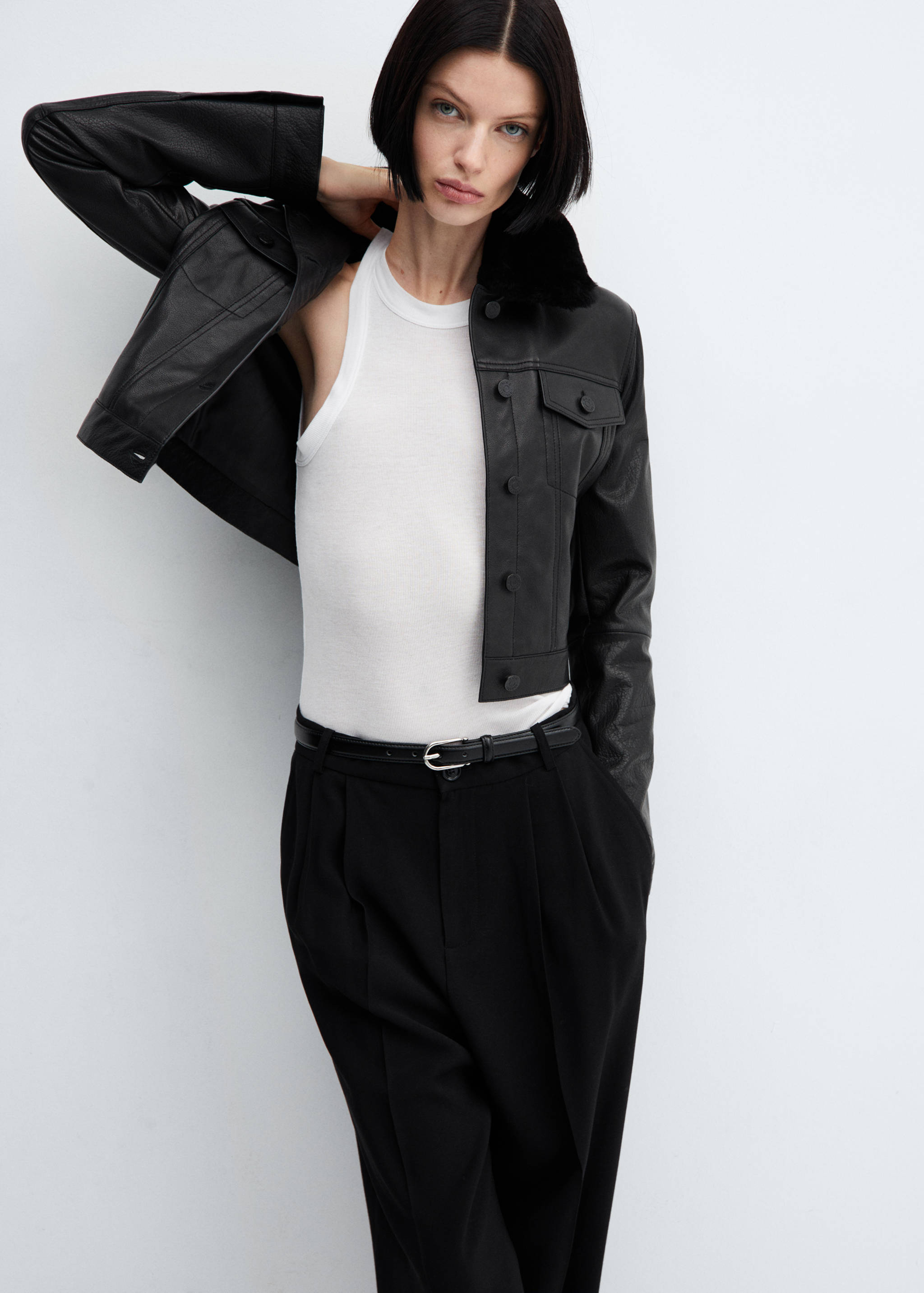 Кожаная куртка с меховым воротником - Средний план