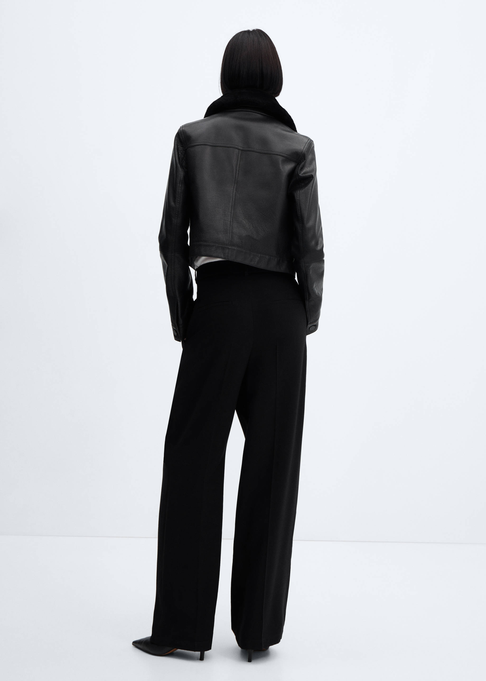 Кожаная куртка с меховым воротником - Обратная сторона изделия