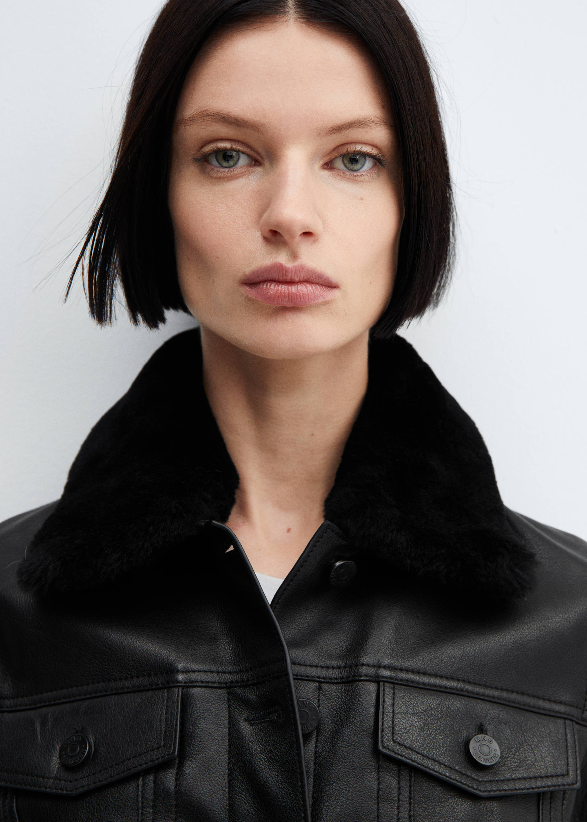 Кожаная куртка с меховым воротником - Деталь изделия 1