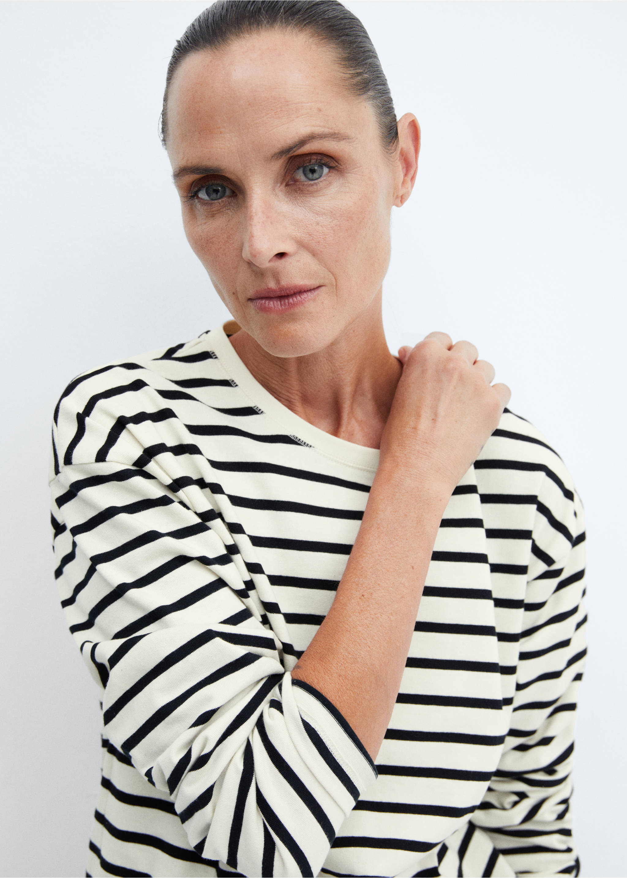 Striped round-neck sweatshirt - Details of the article 1, Black. Ref: 57046021-00.