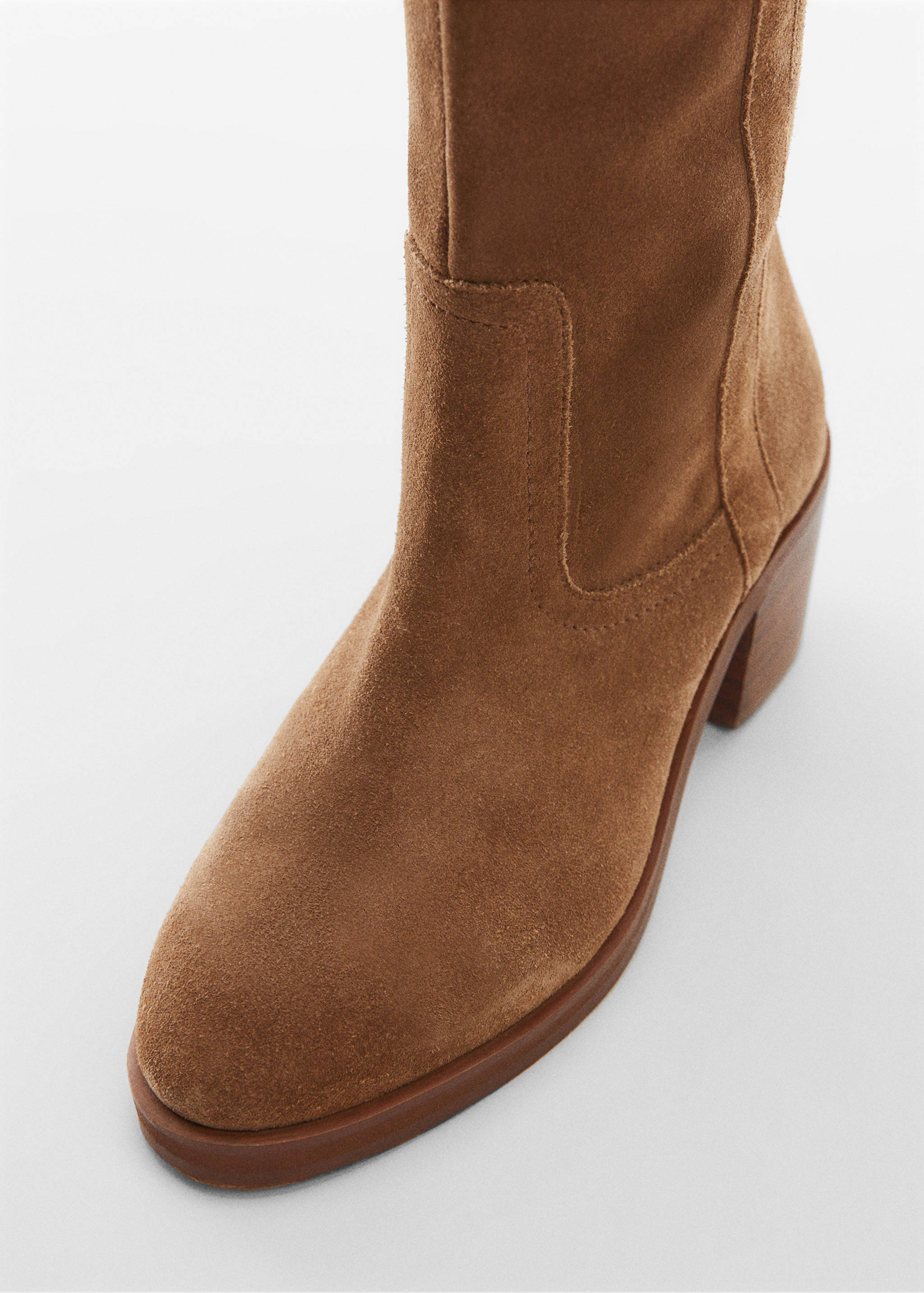Heeled leather boots - Details of the article 1