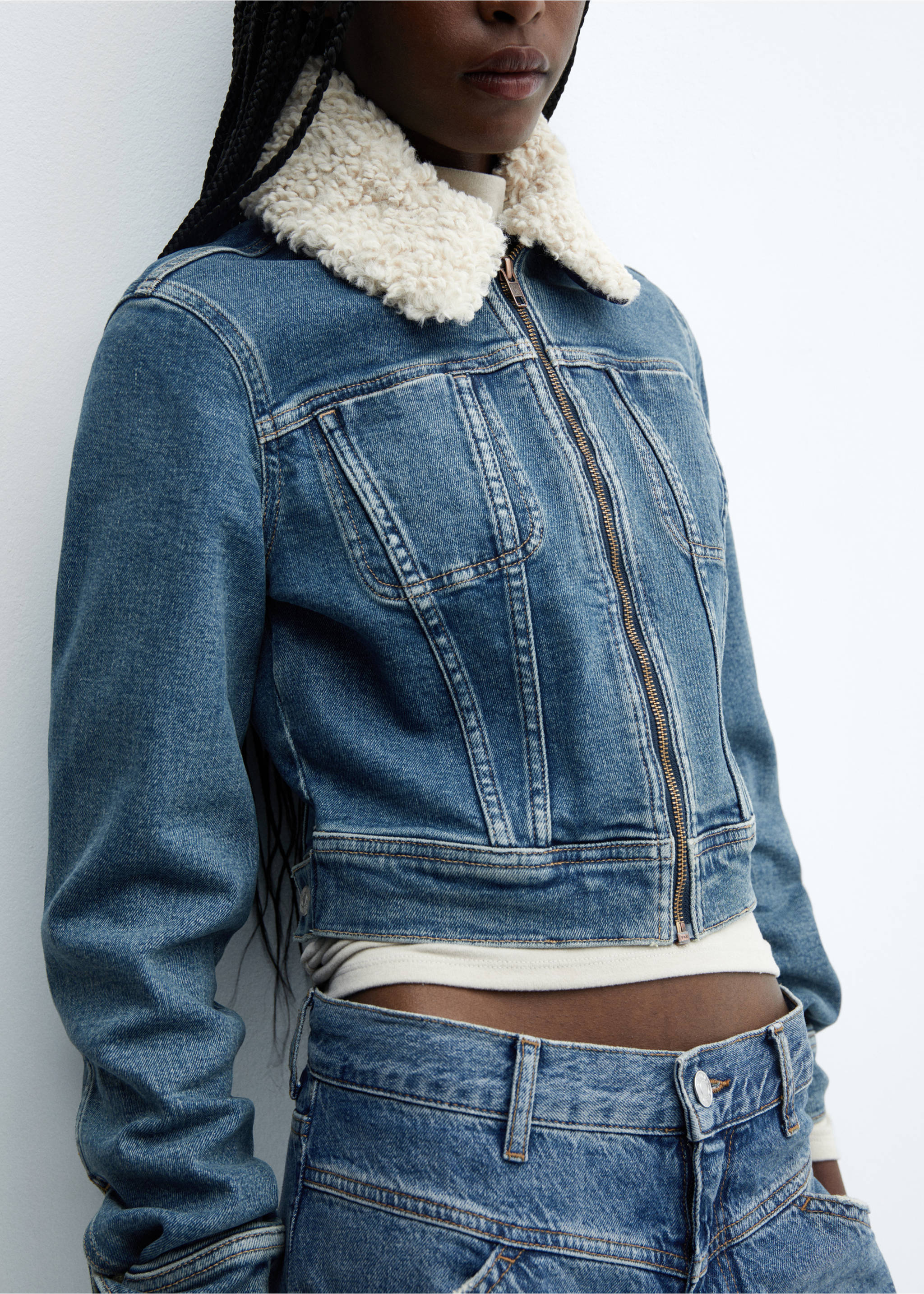 Denim jacket with shearling collar - Details of the article 3, Medium Vintage Blue. Ref: 57046716-00.