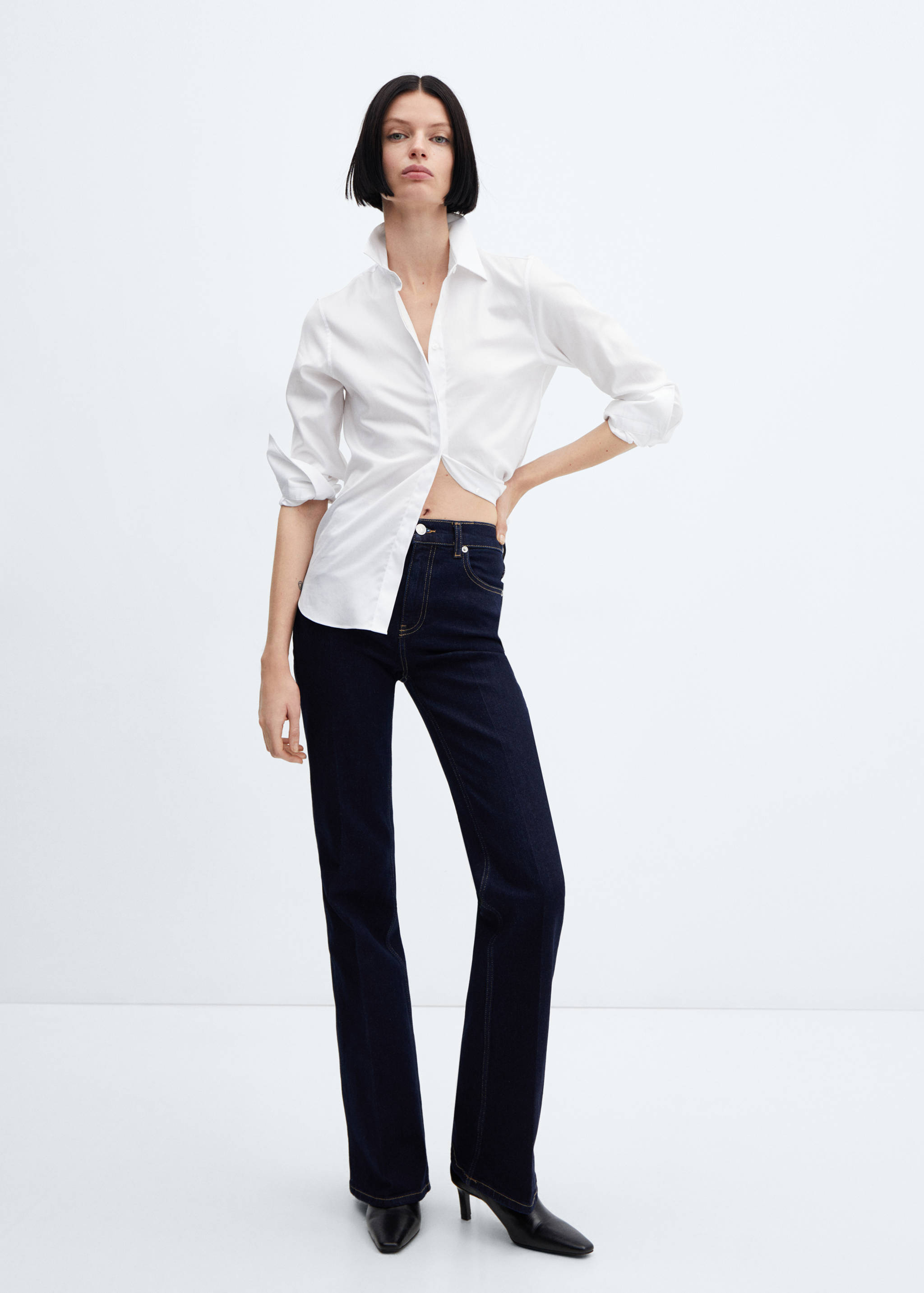 Medium-rise flared jeans - General plane