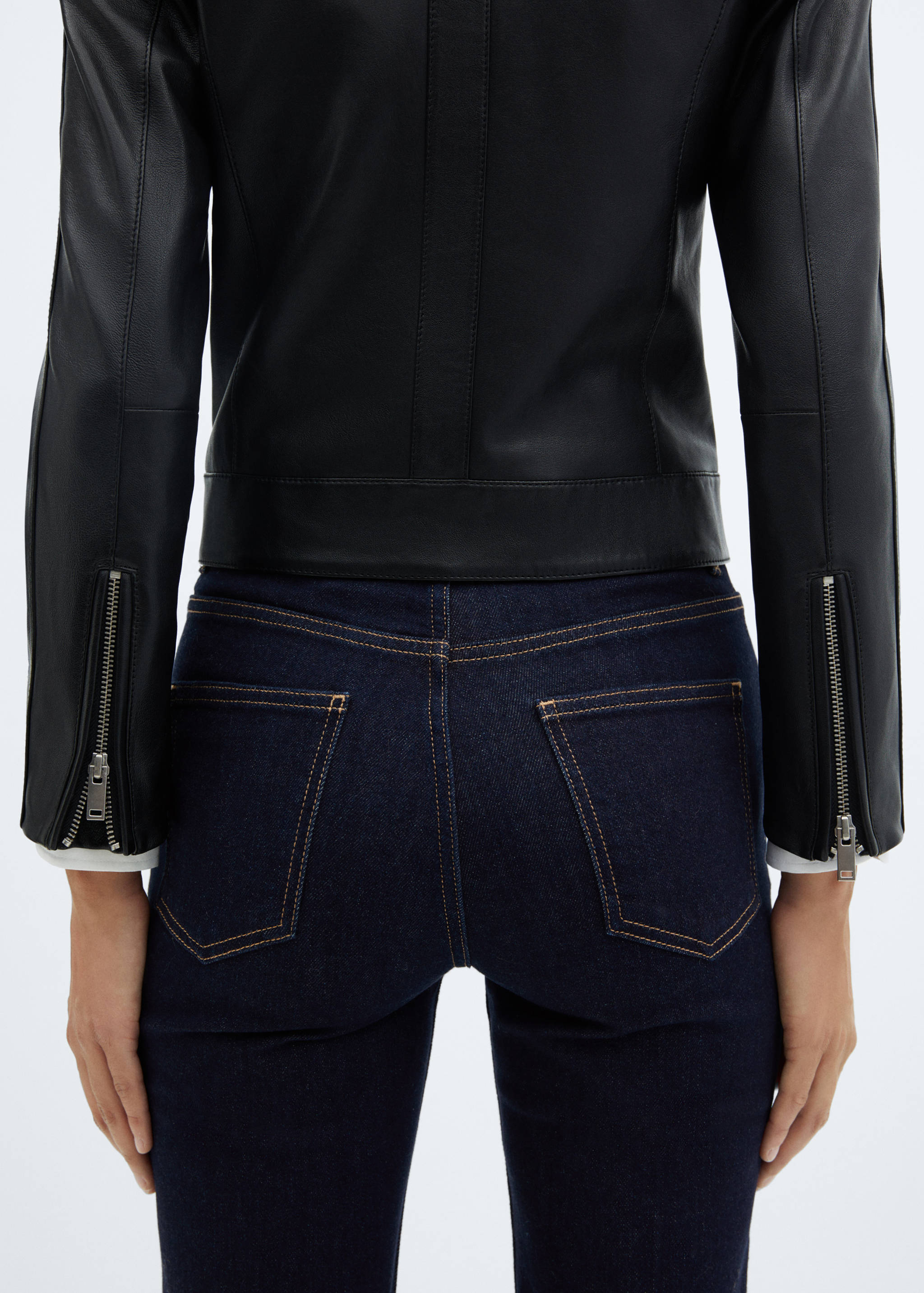 Medium-rise flared jeans - Details of the article 4