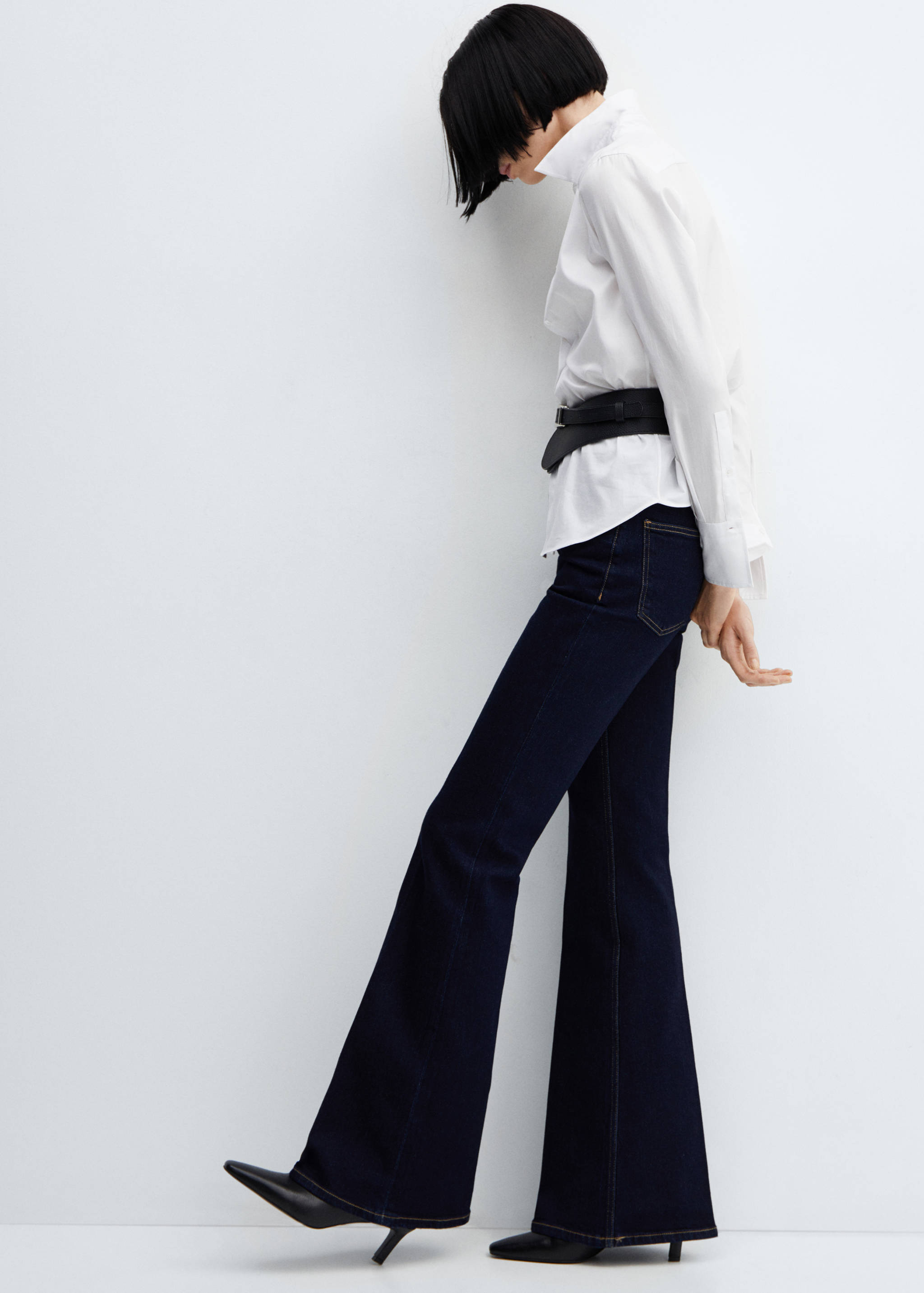 Medium-rise flared jeans - Details of the article 2