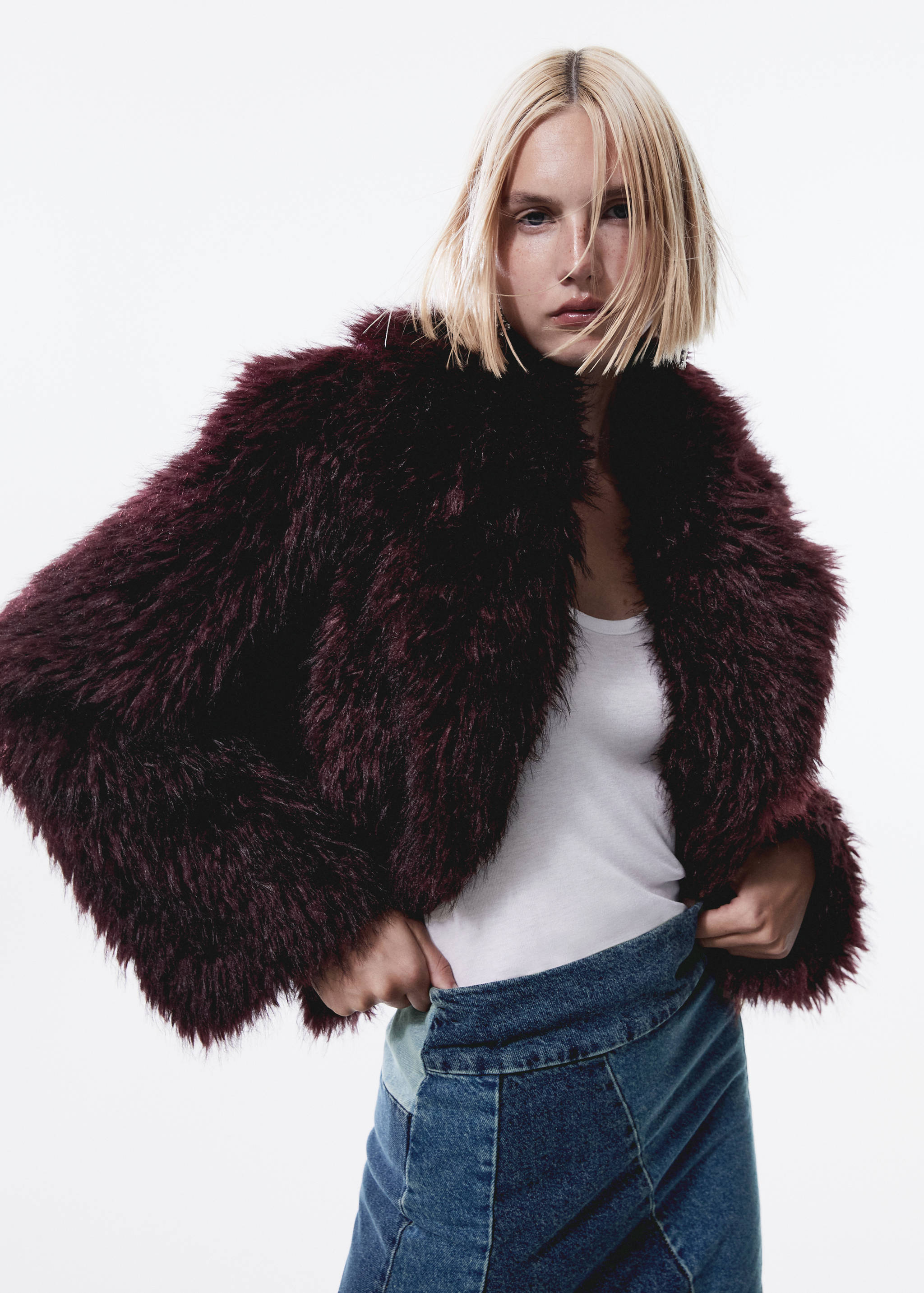 Короткая куртка с мехом - Средний план