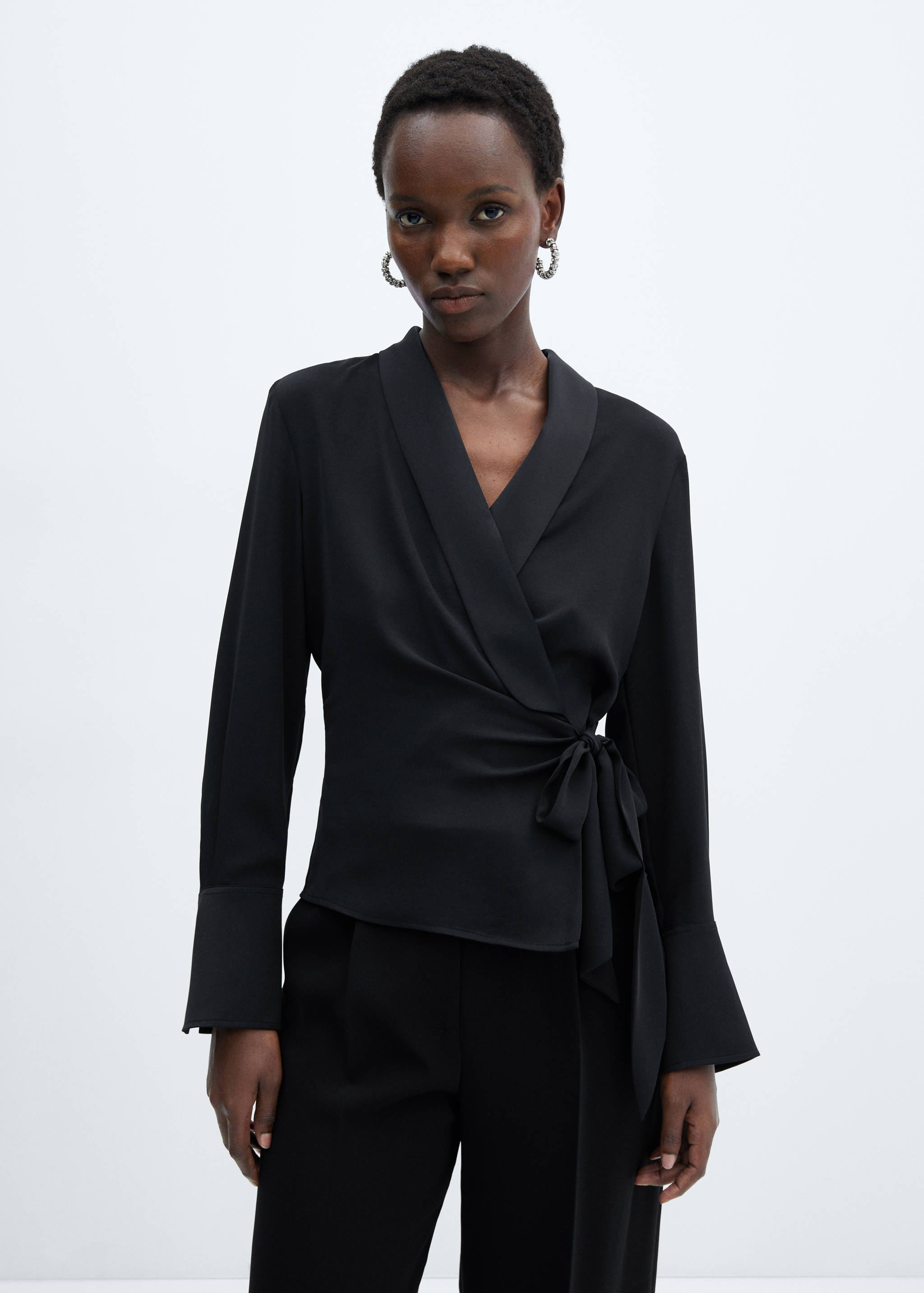 Blouse cache-cœur revers - Plan moyen