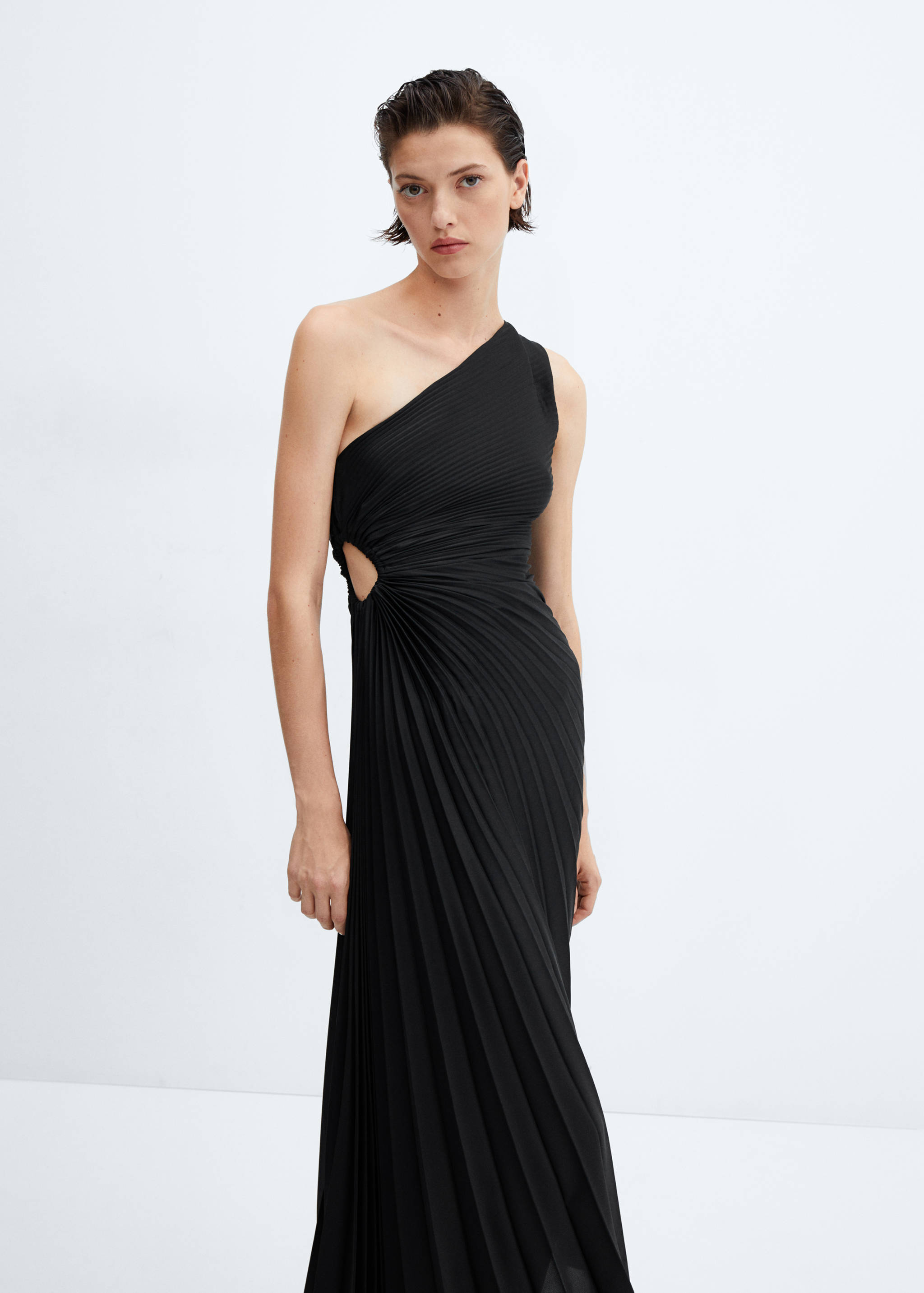 Robe asymétrique plissée - Plan moyen