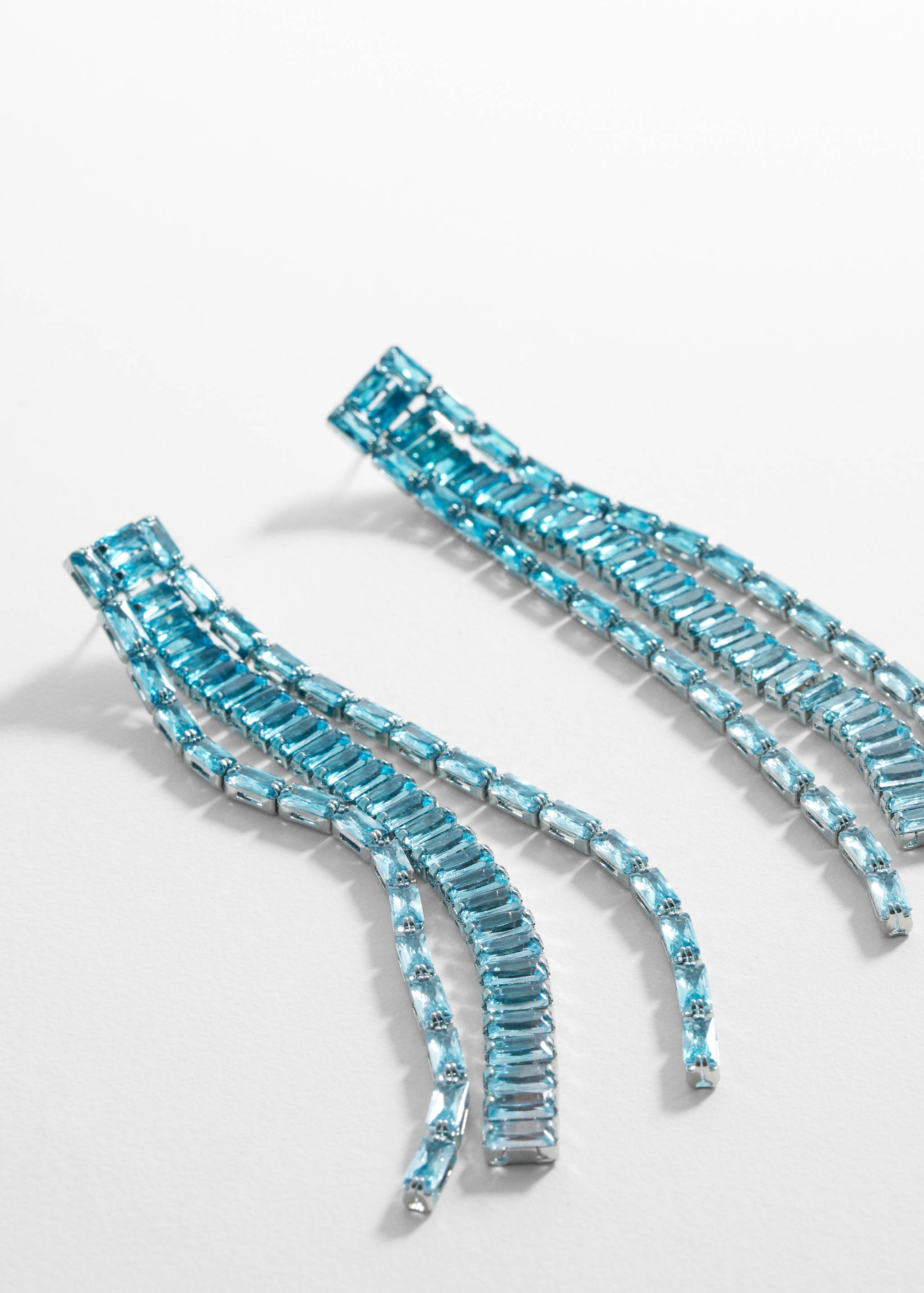 Boucles d'oreilles pendantes strass - Plan moyen