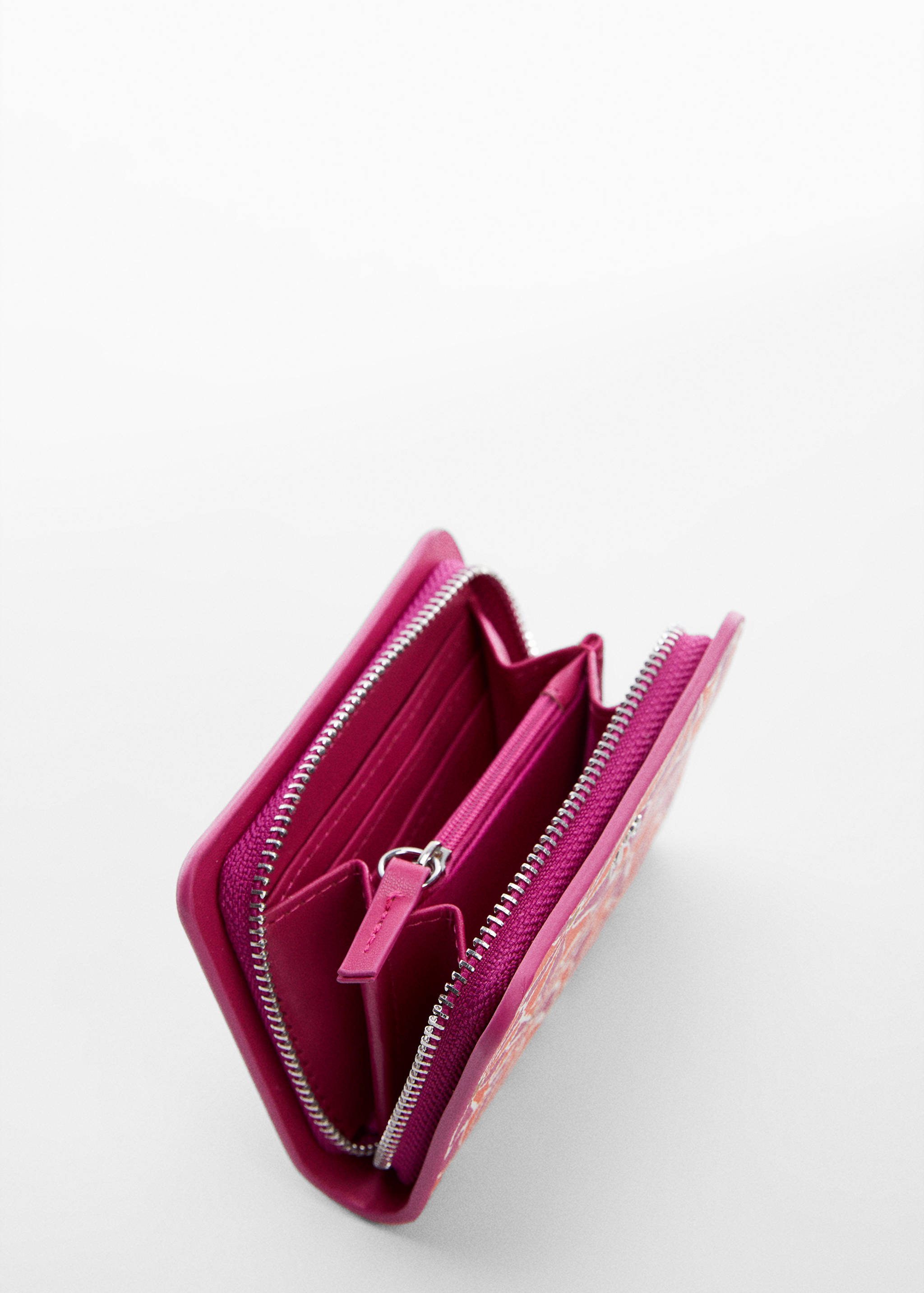 Textured wallet with embossed logo - Details of the article 1