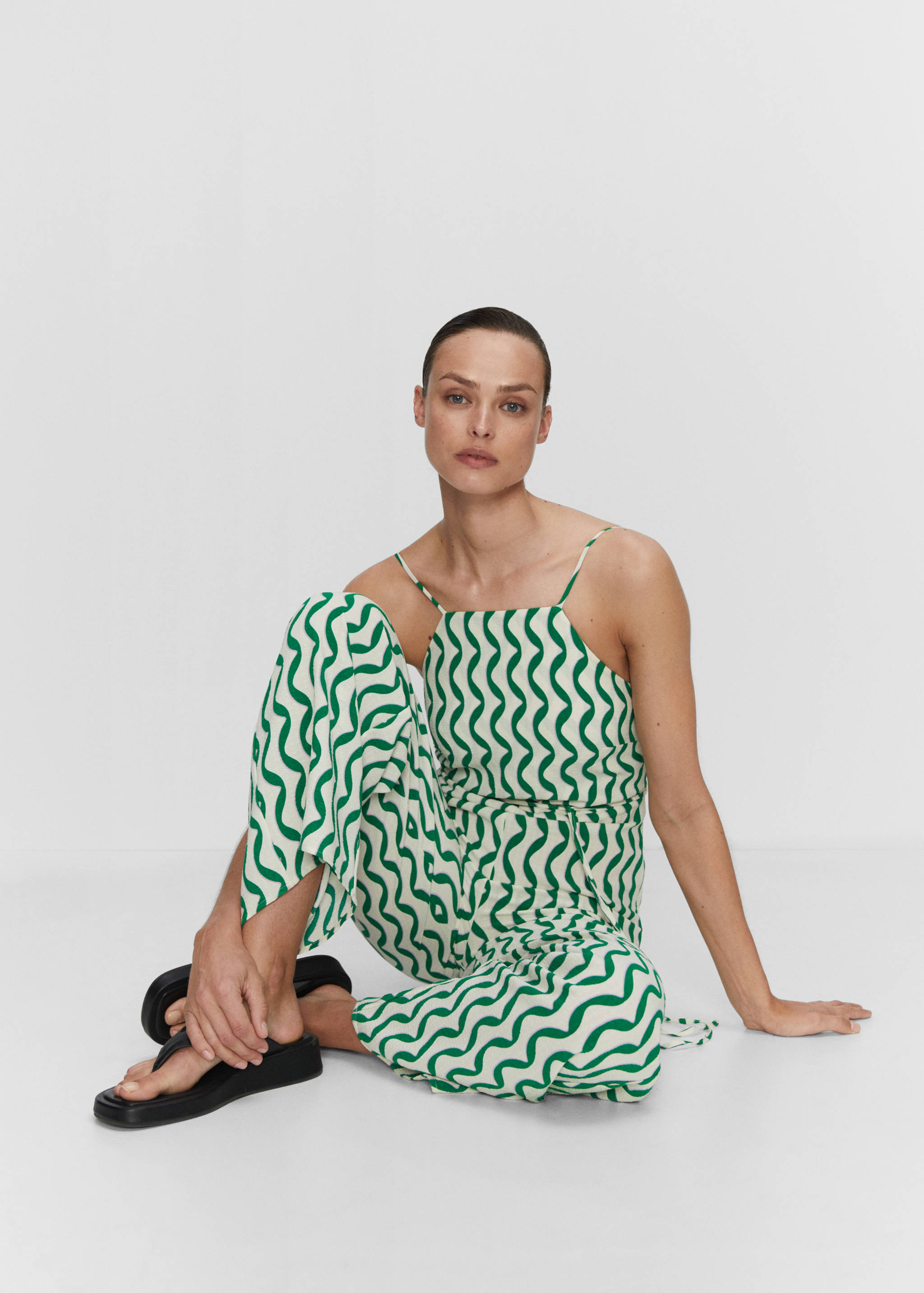 Long jumpsuit with back opening - Details of the article 2