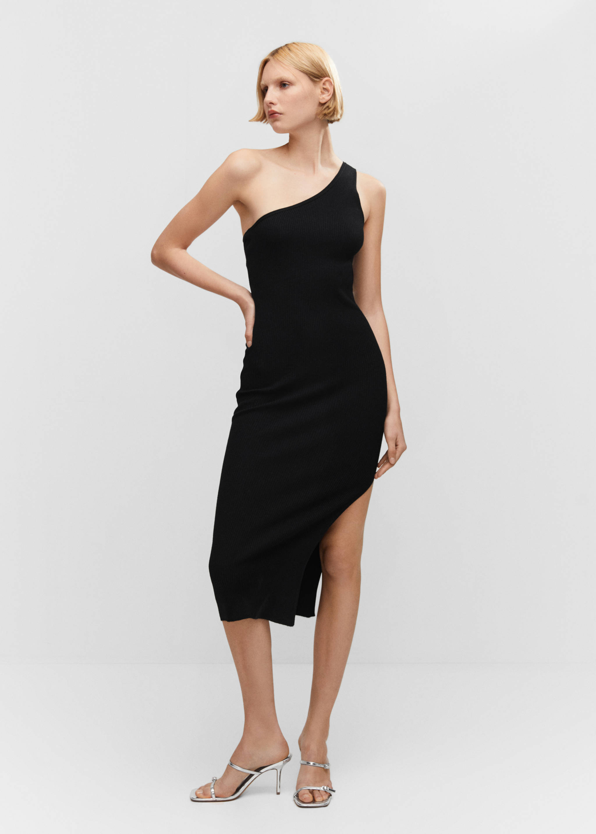 Asymmetrical dress with slit - General plane