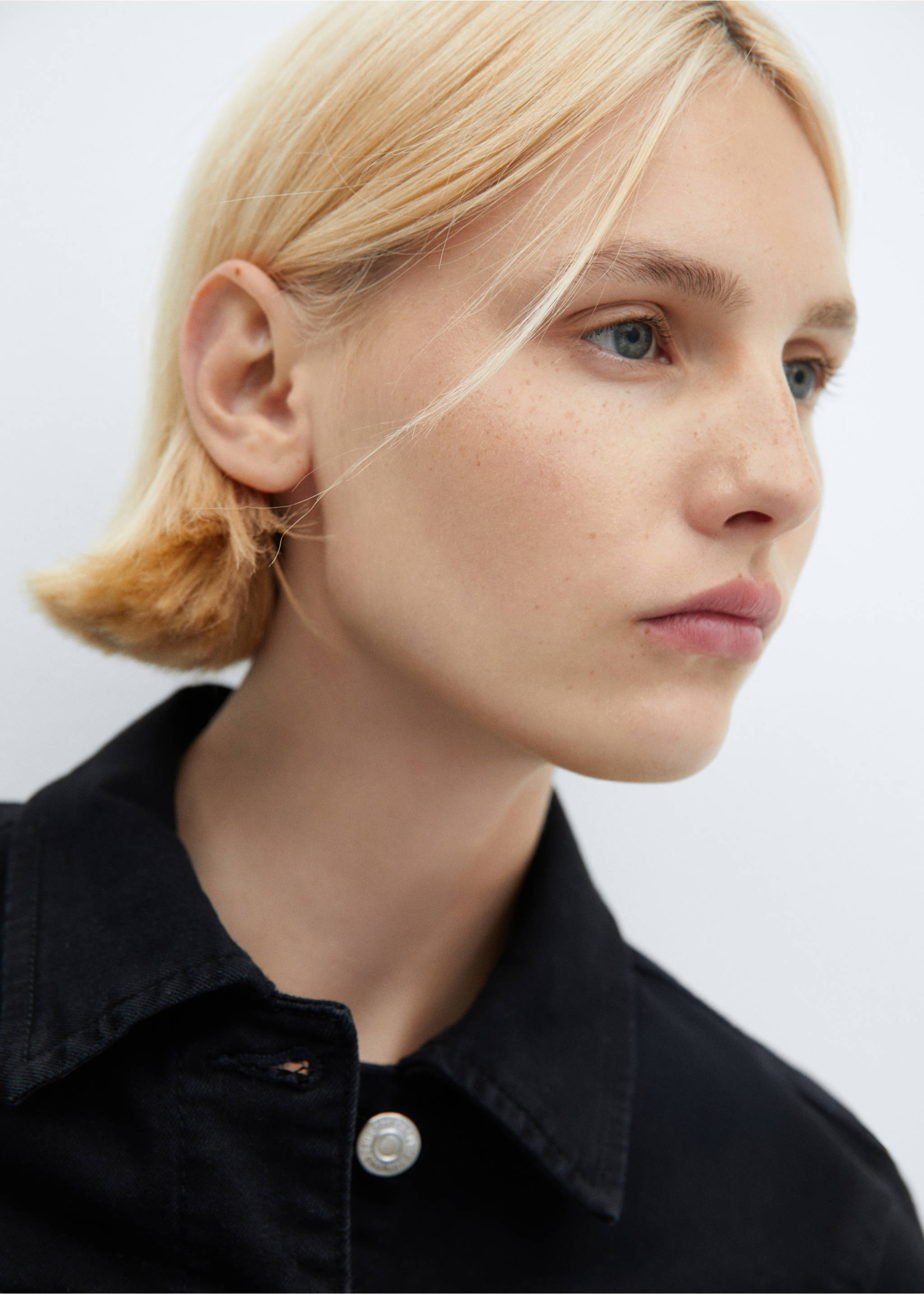 Pocketed denim jacket - Details of the article 1, Black denim. Ref: 57050289-00.