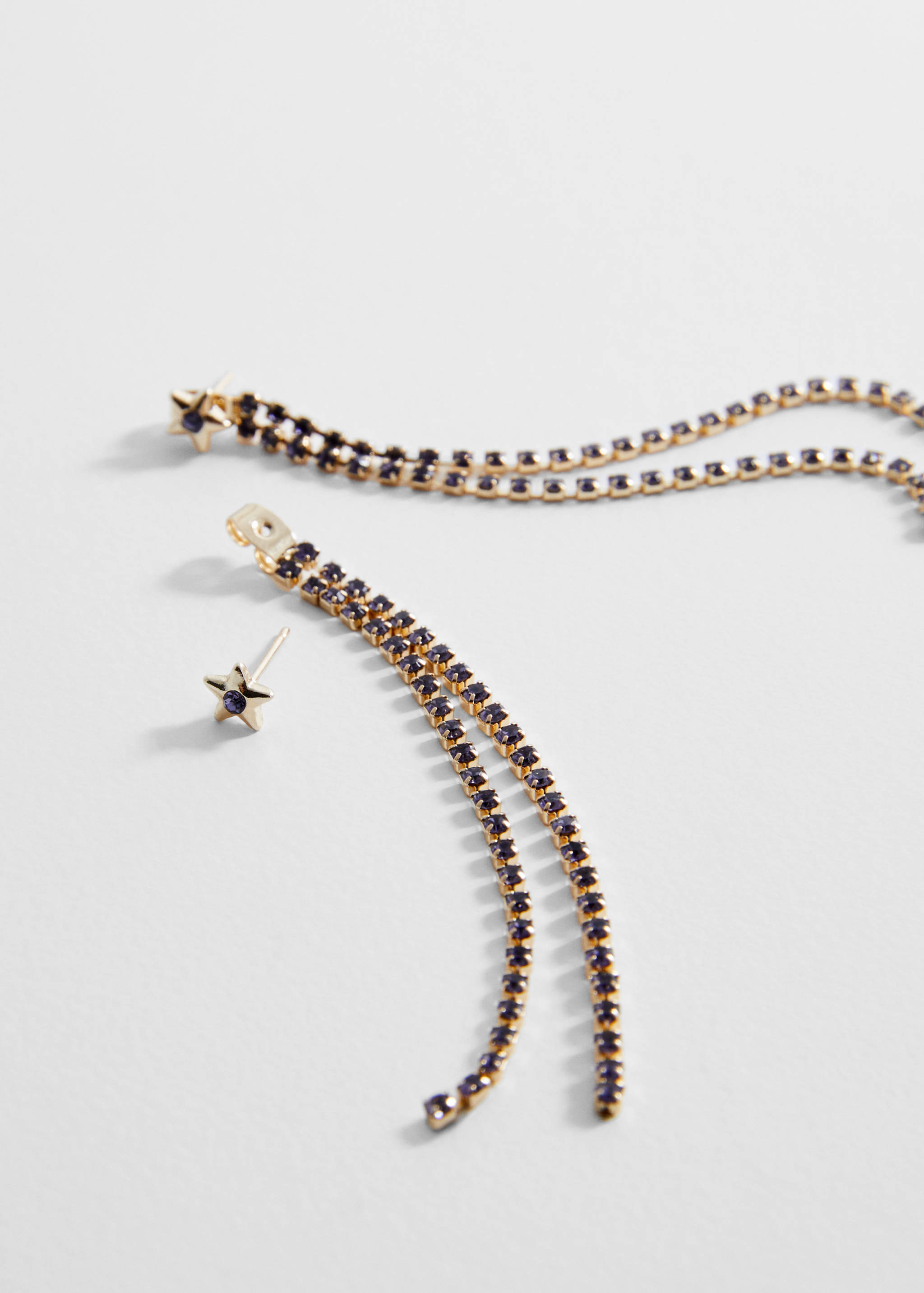 Длинные серьги с кристаллами - Средний план