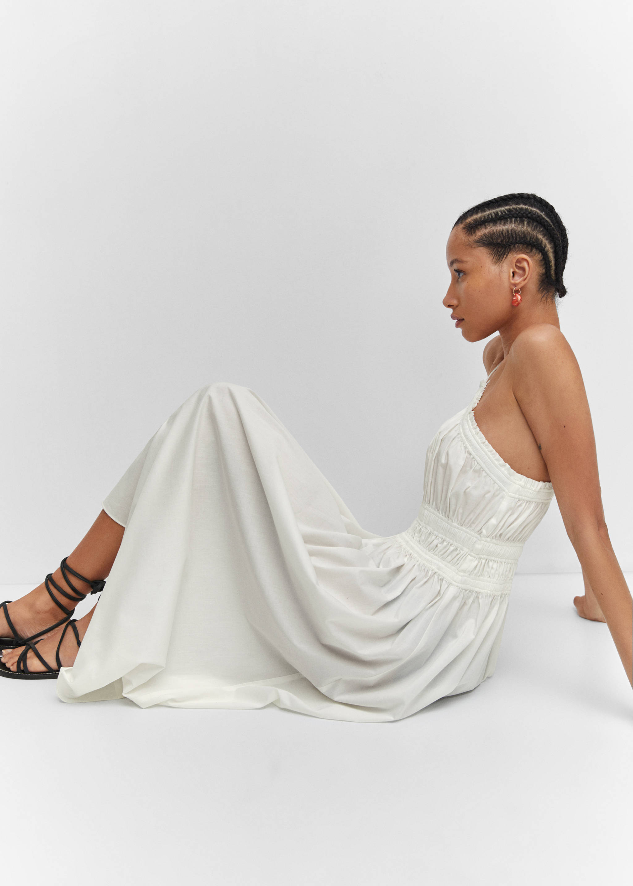 Halter-neck dress with ruffle details - Details of the article 2