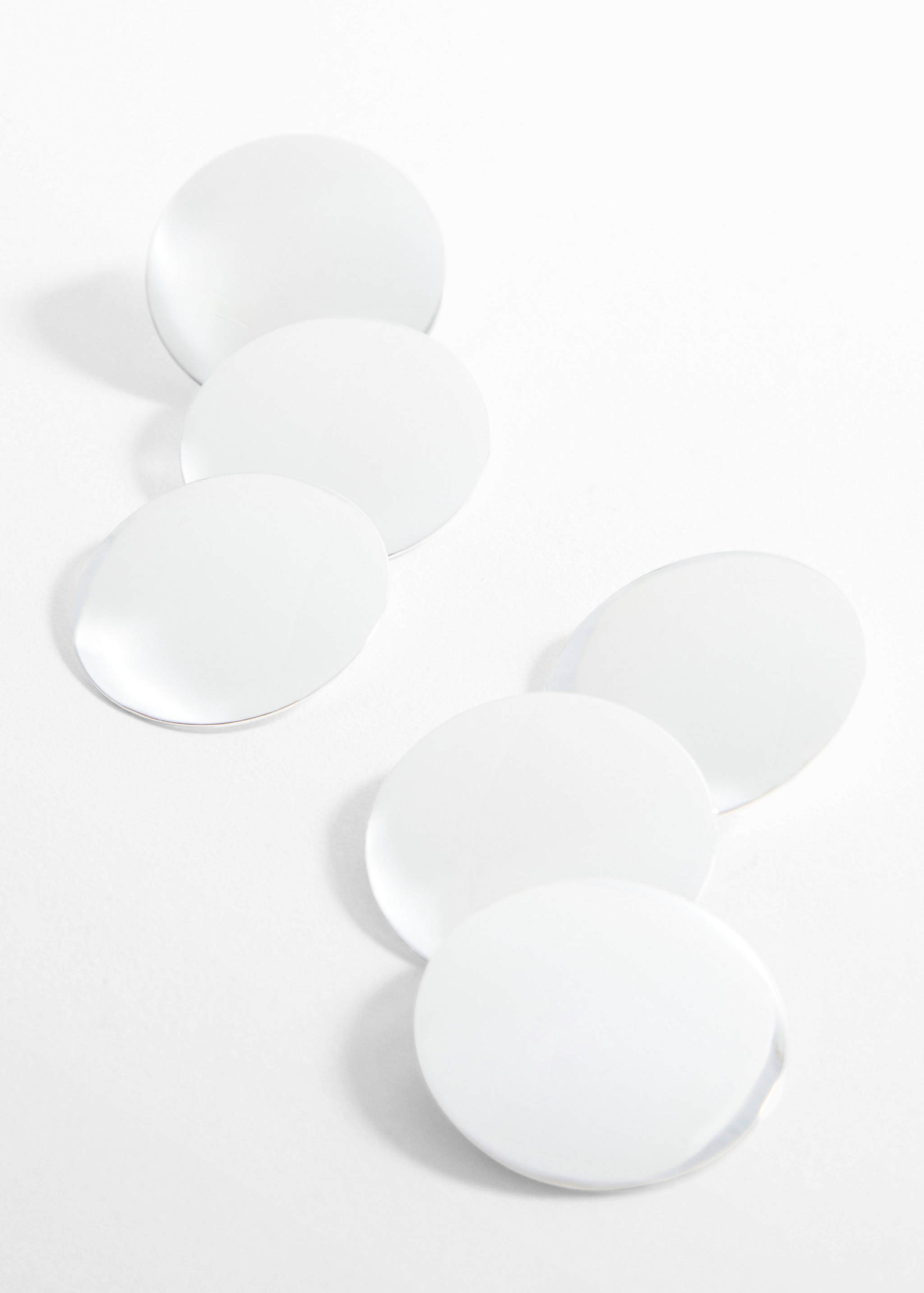 Длинные серьги круглой формы - Средний план