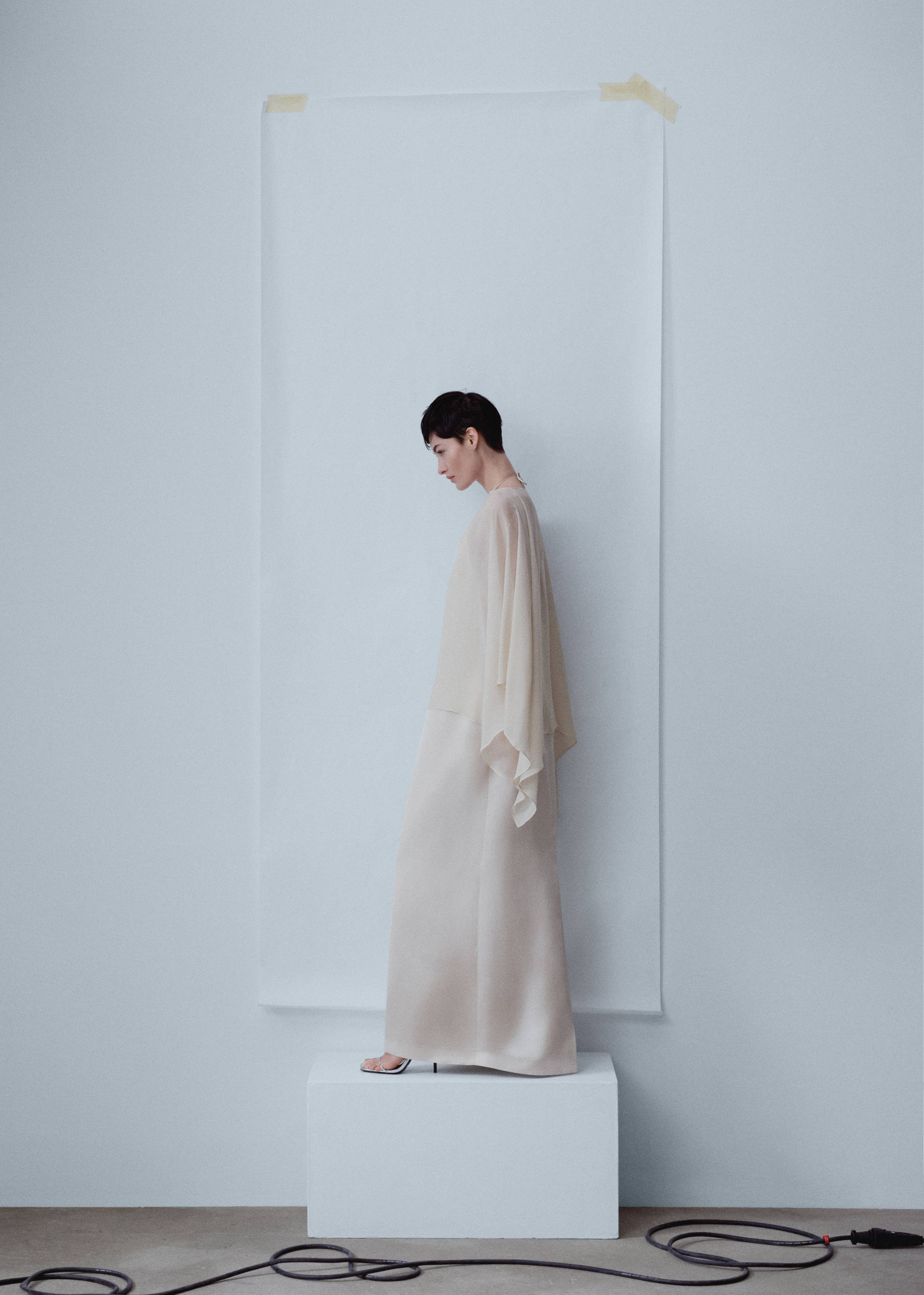 Asymmetric semi-transparent cape - Details of the article 1