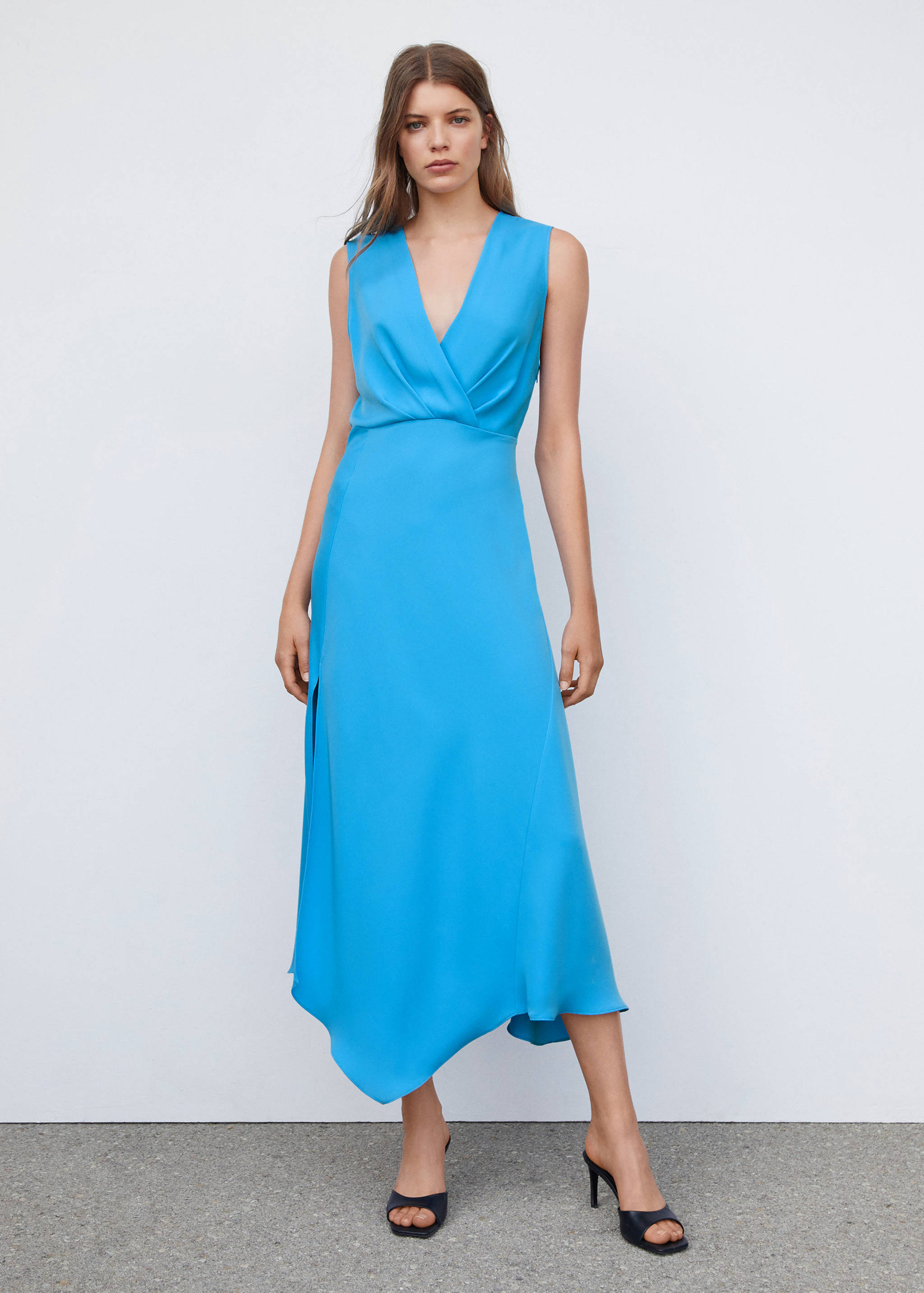 Asymmetrical dress with side slit - General plane