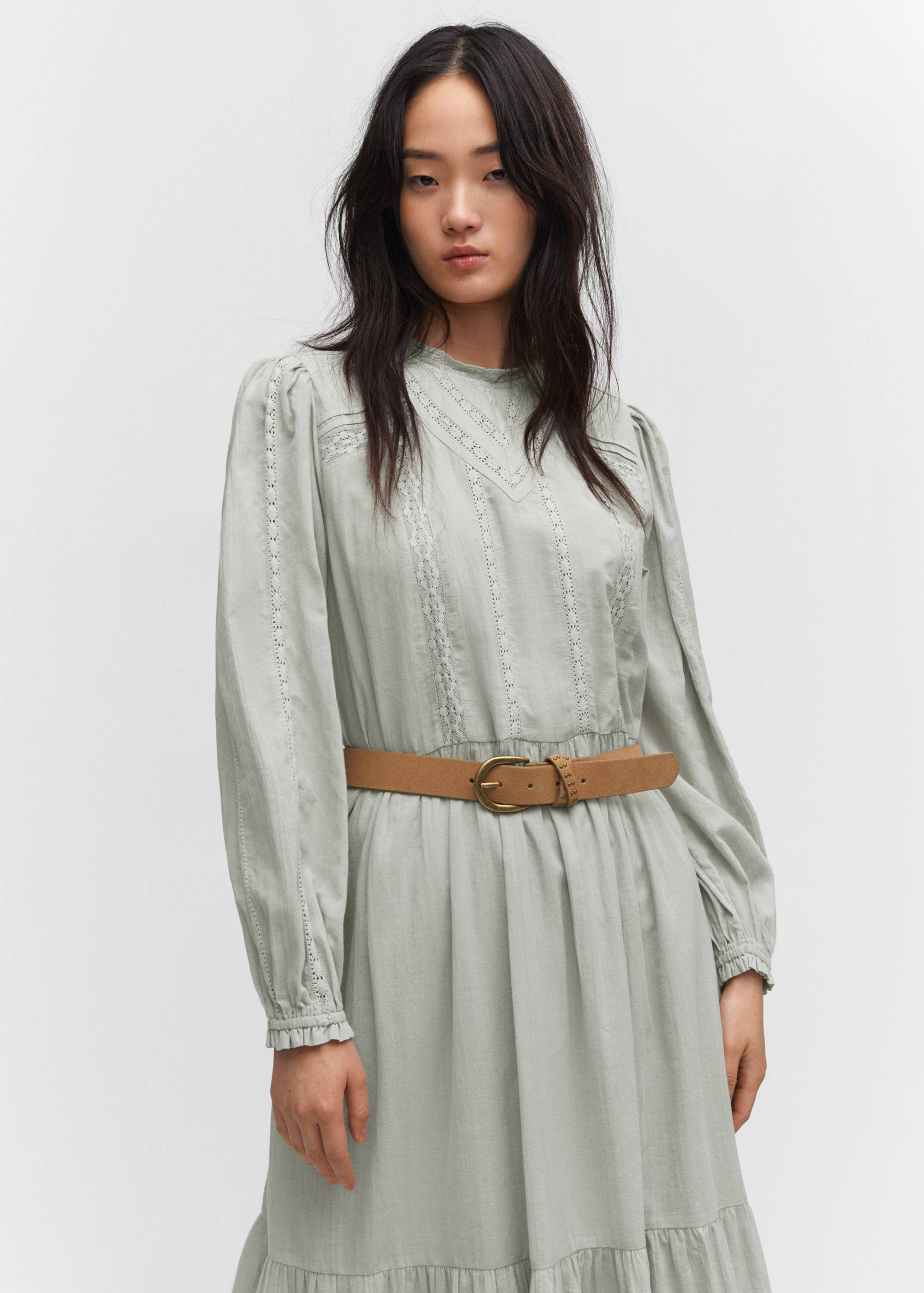 Robe longue détail dentelle - Plan moyen