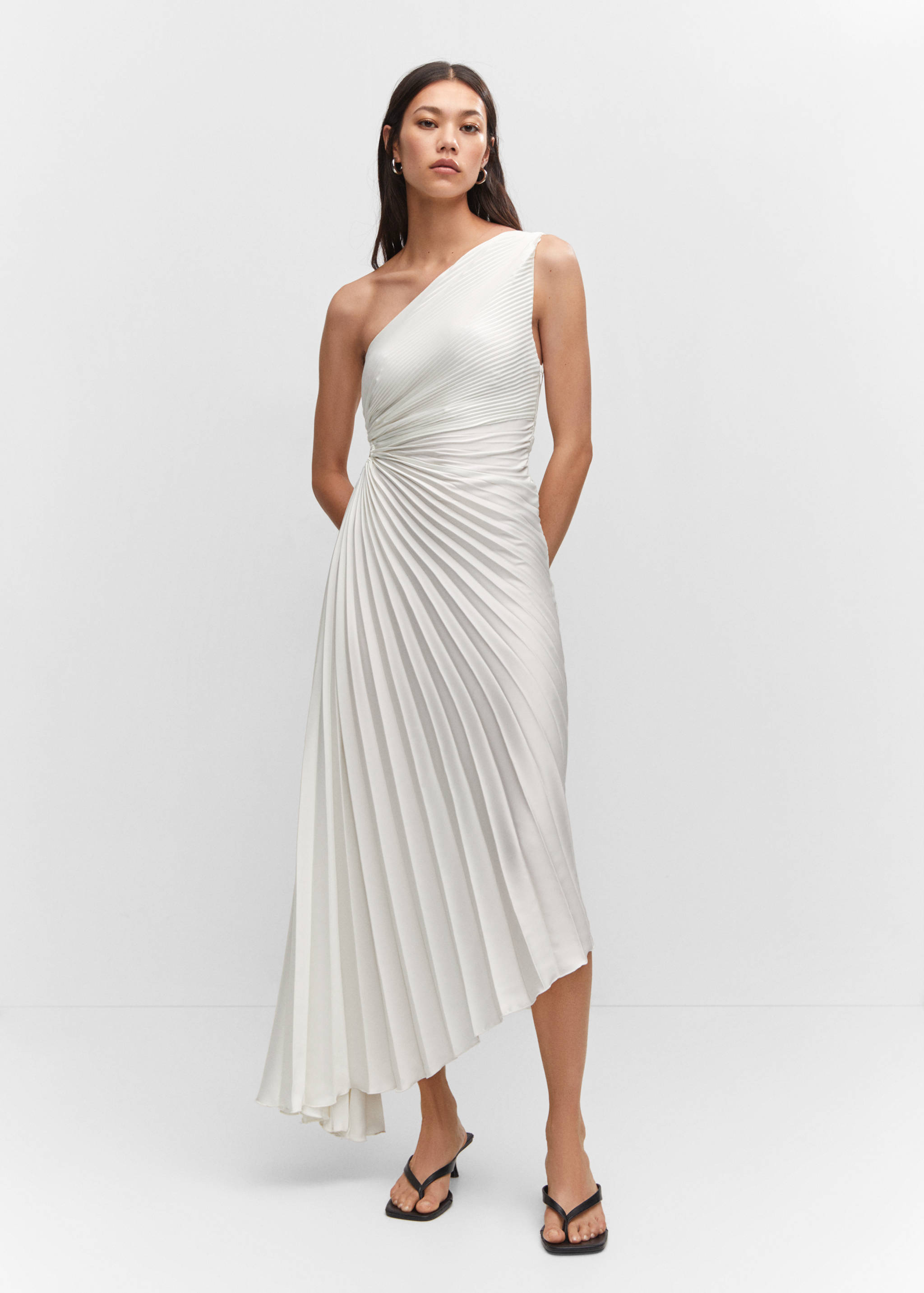 Asymmetrical pleated dress - General plane