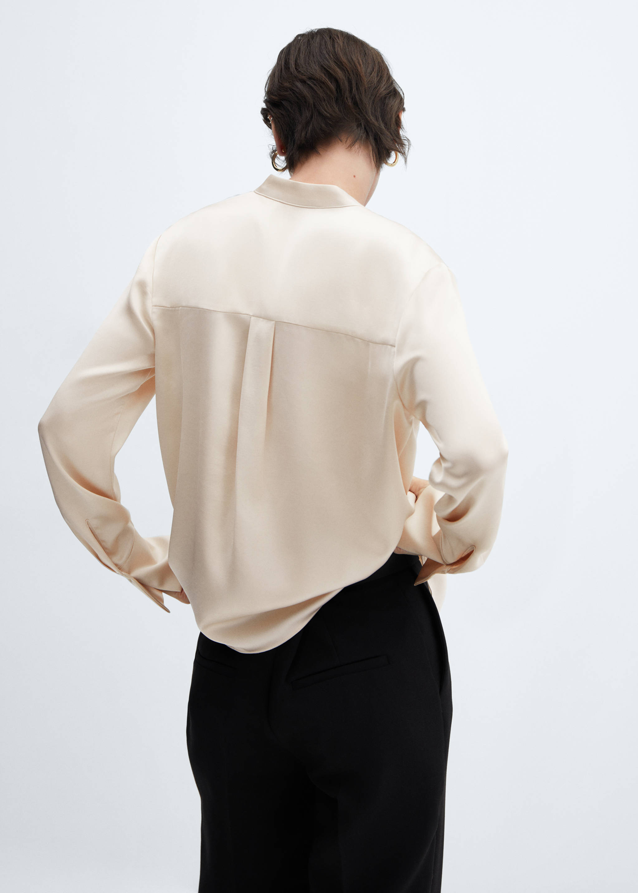 Round-neck satin shirt - Reverse of the article
