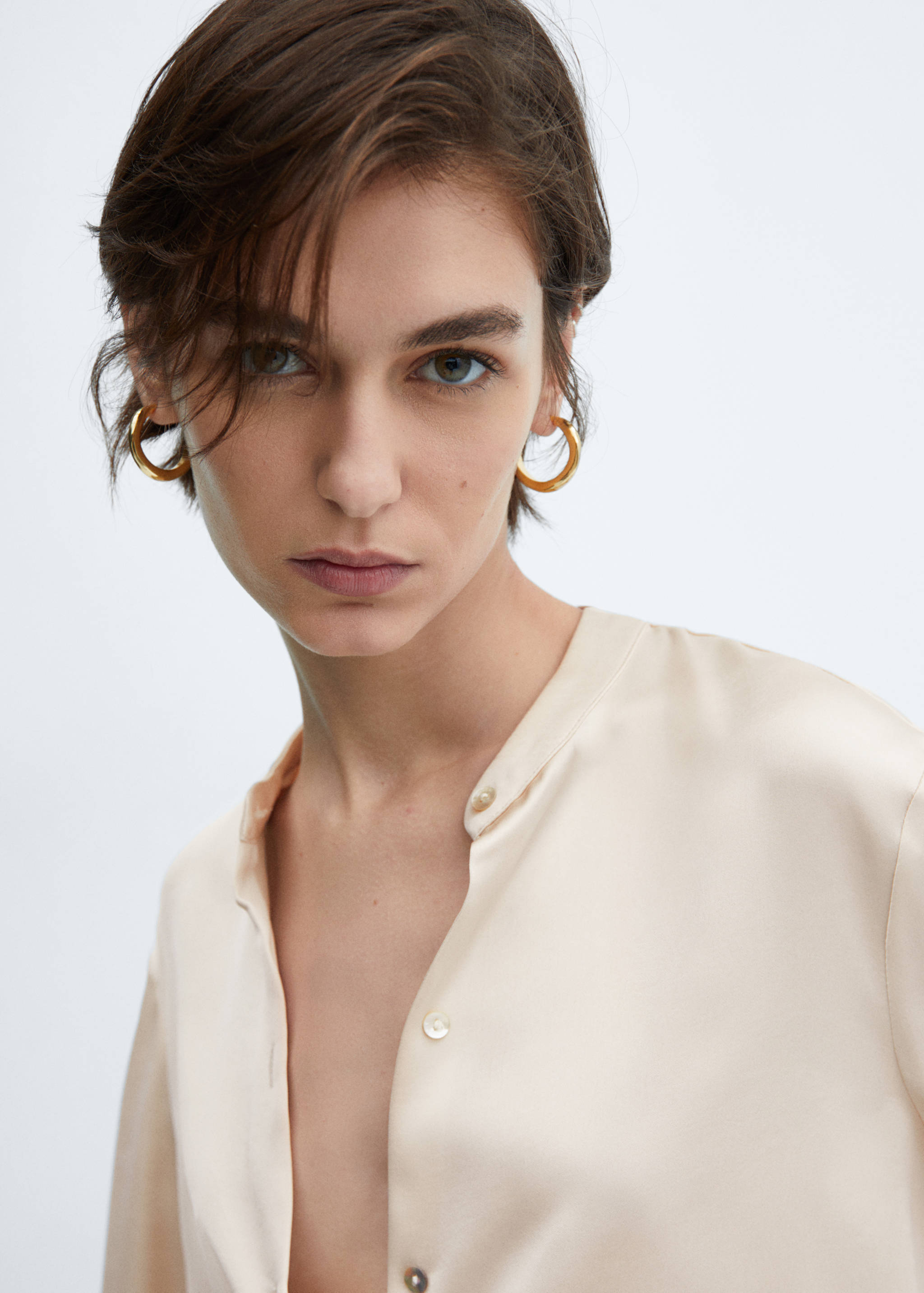 Round-neck satin shirt - Details of the article 6