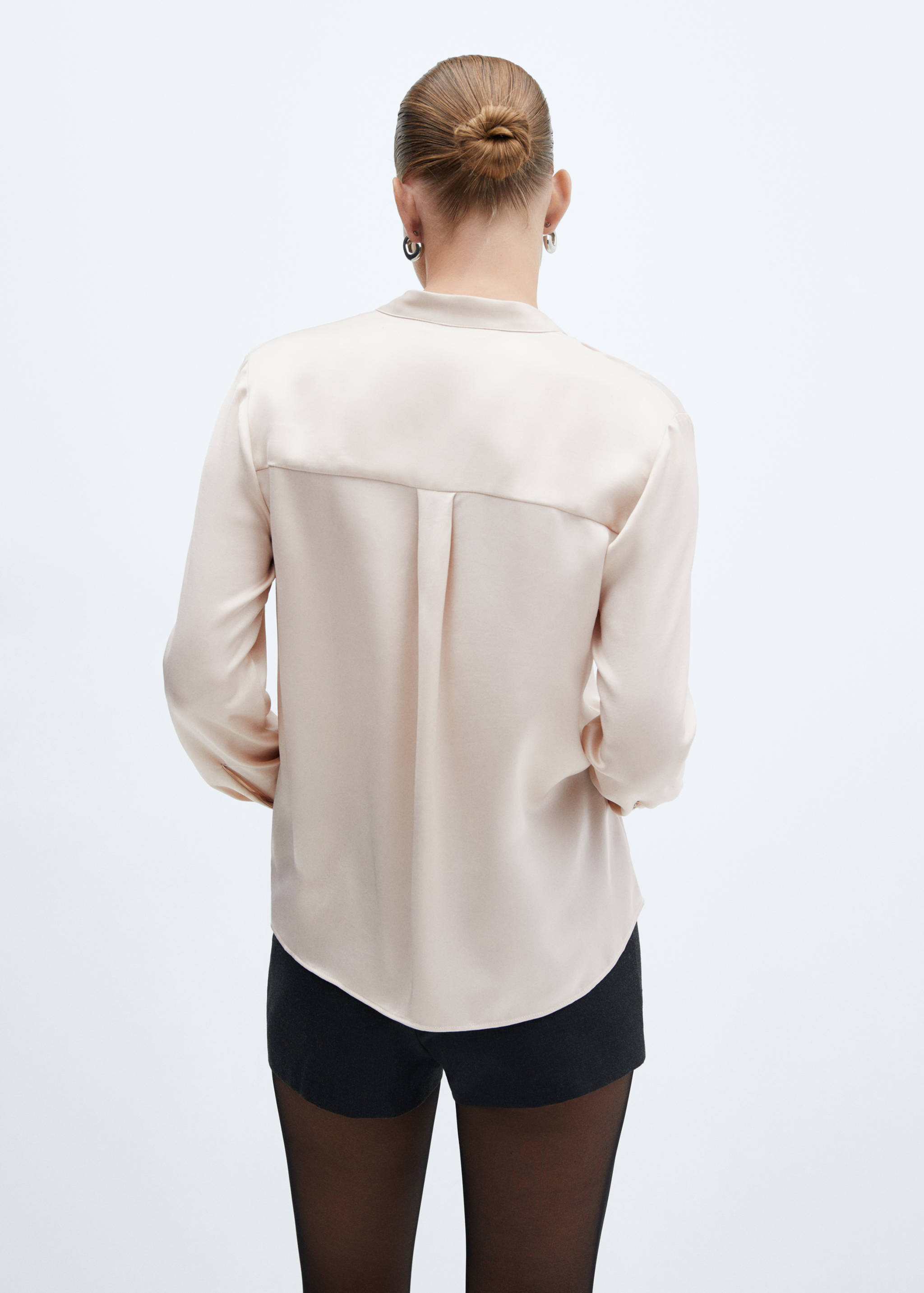 Round-neck satin shirt - Reverse of the article