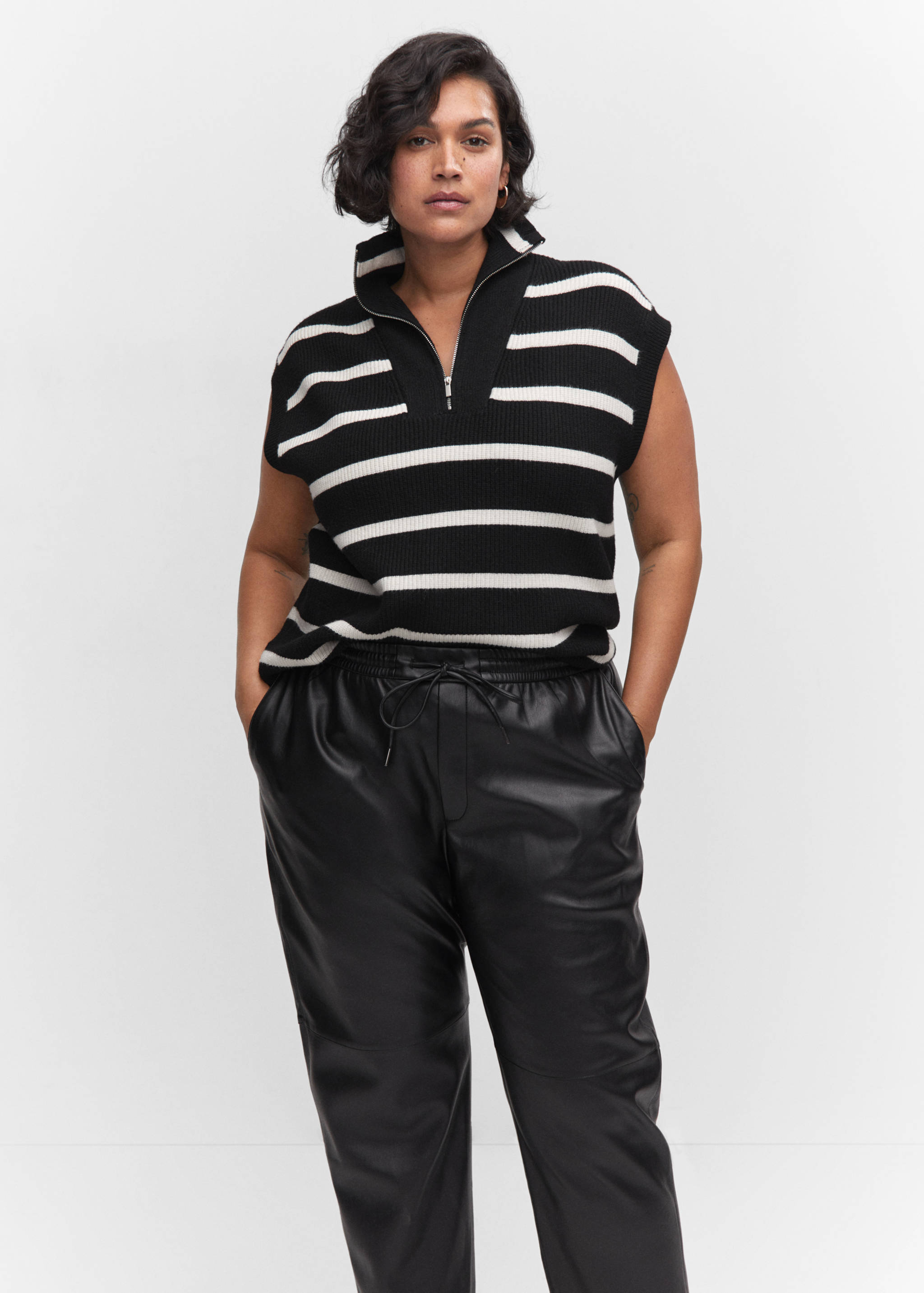 Faux-leather trousers with elastic waist - Details of the article 5