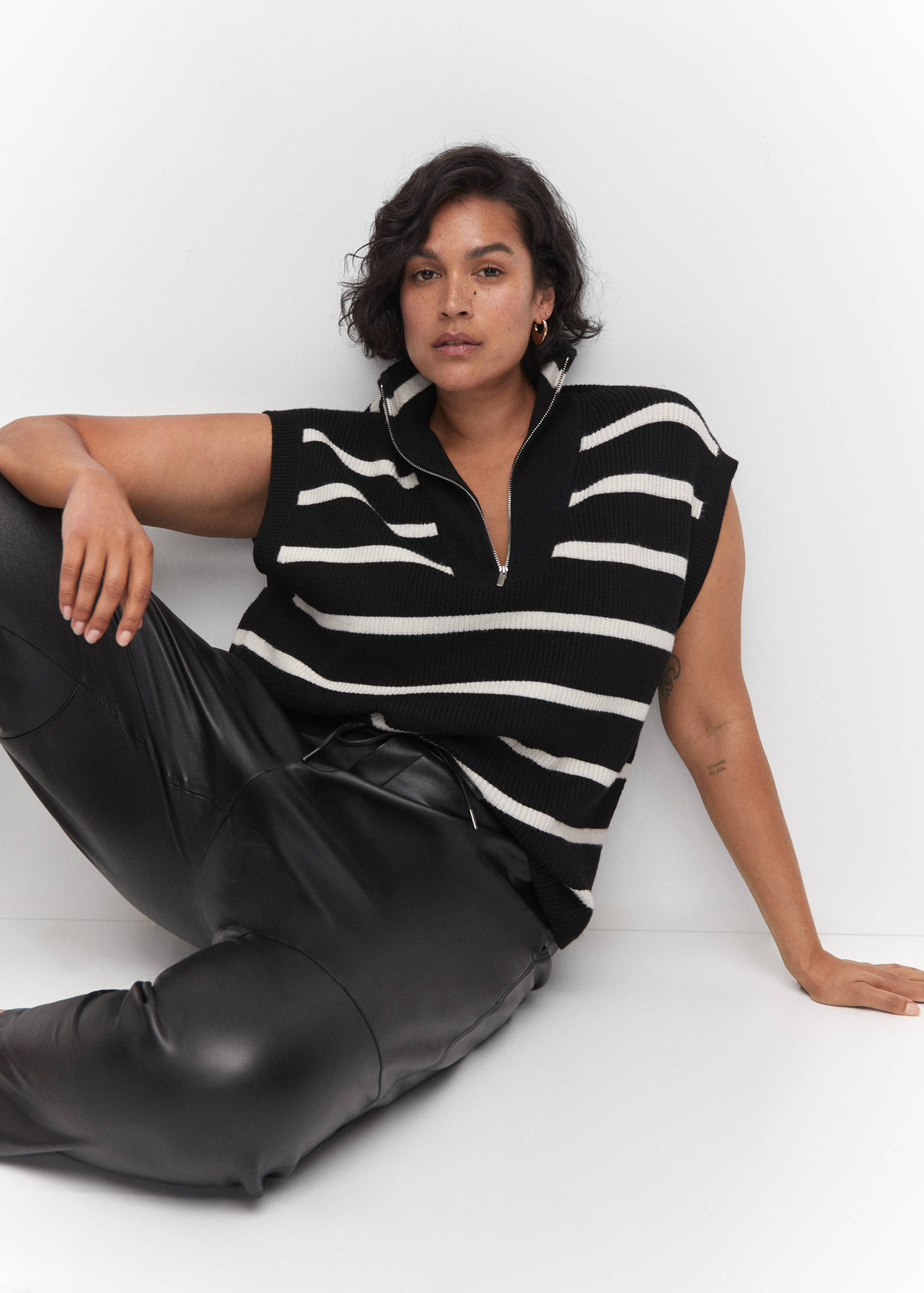 Faux-leather trousers with elastic waist - Details of the article 4