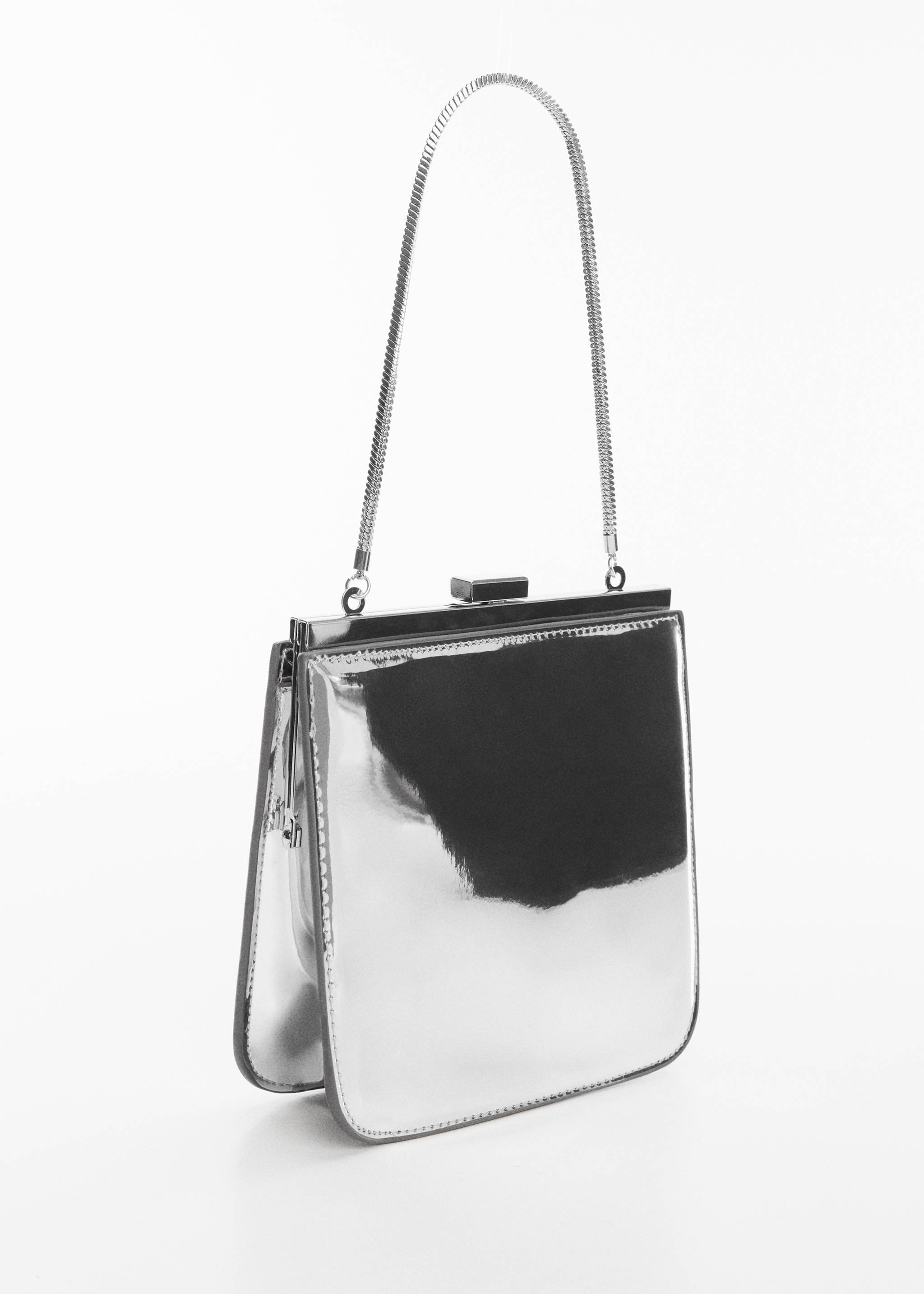 Sac pochette chaîne - Plan moyen