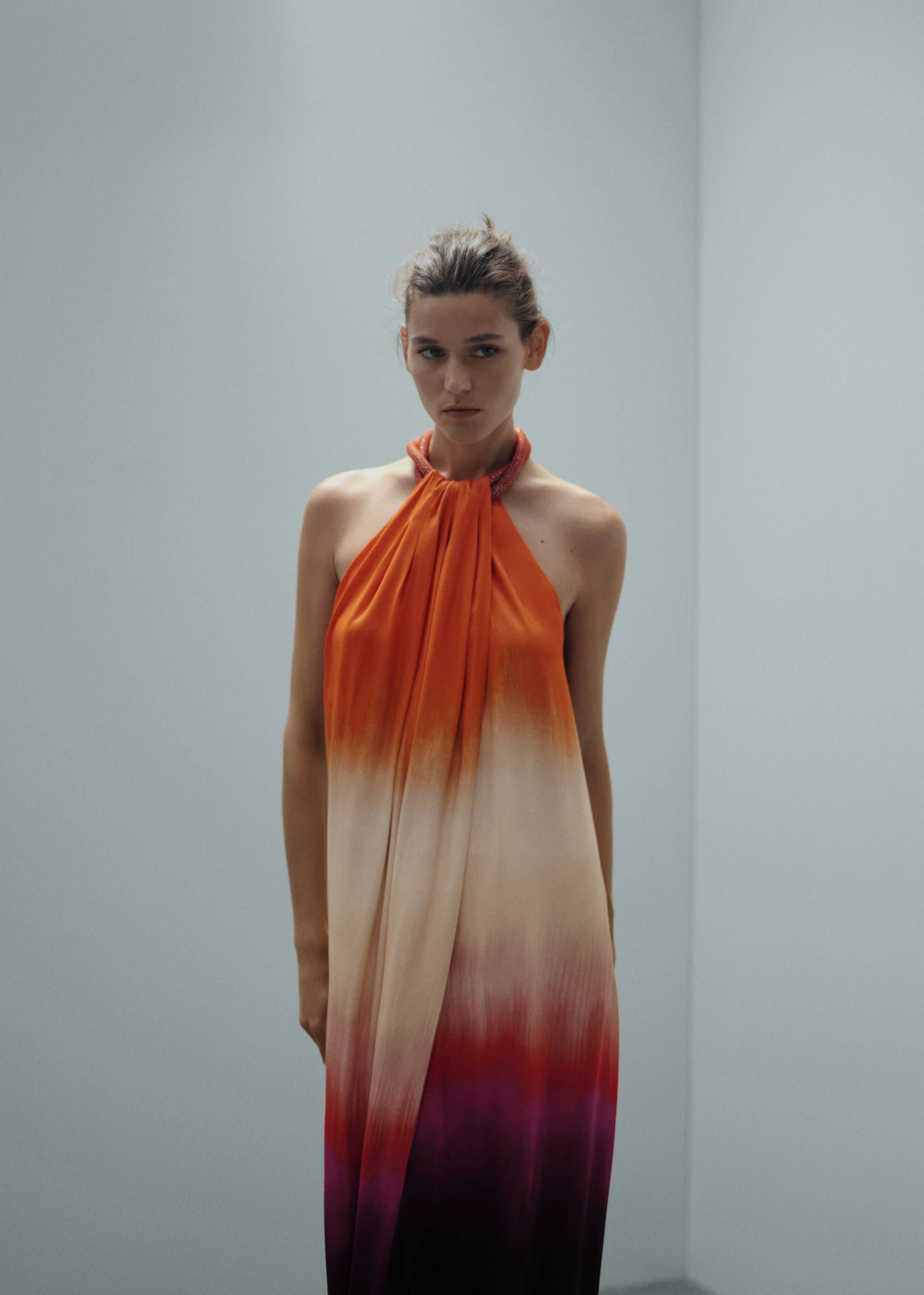 Robe satinée col rigide strass - Plan moyen