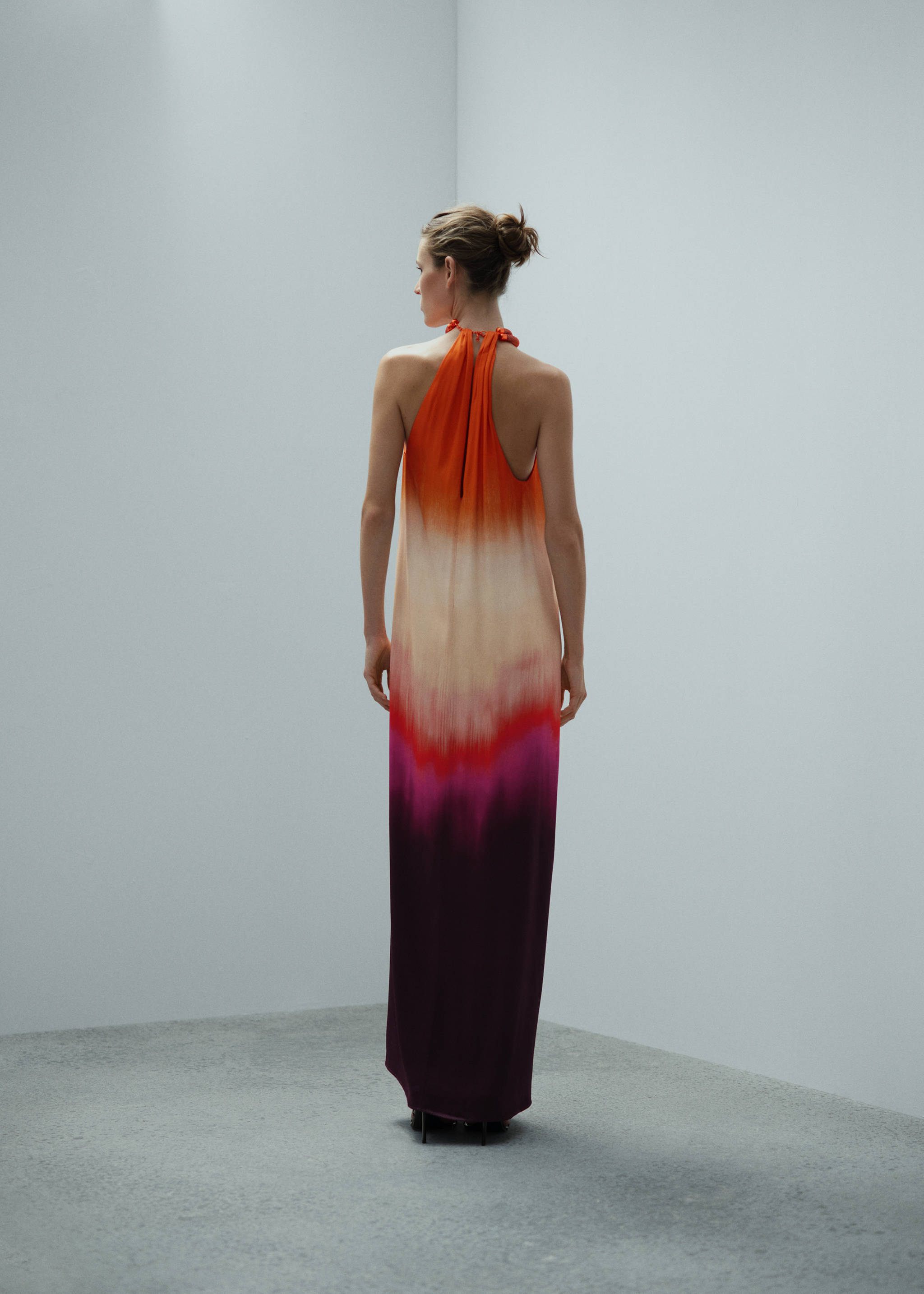 Robe satinée col rigide strass - Verso de l’article