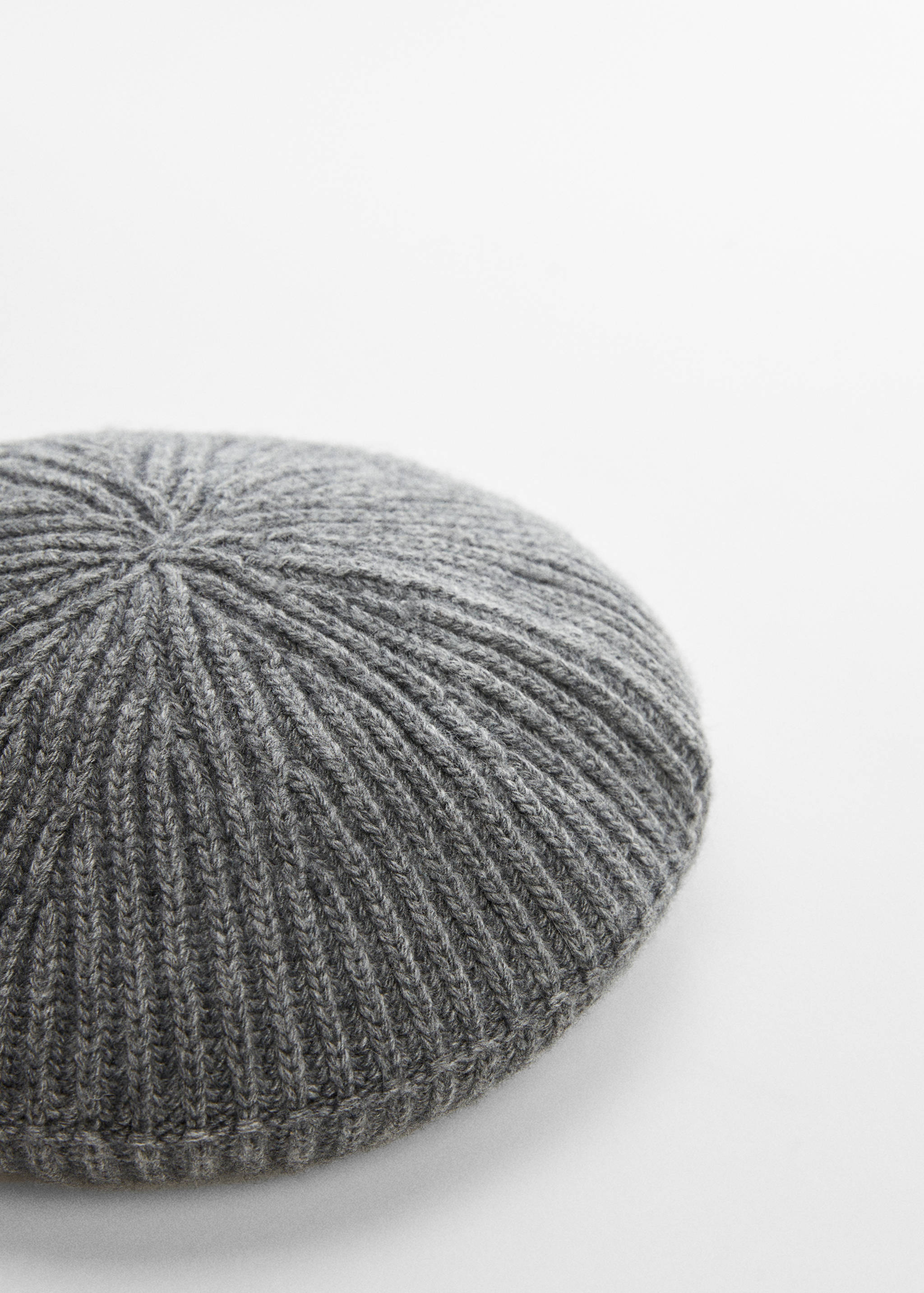 Knitted beret hat - Medium plane