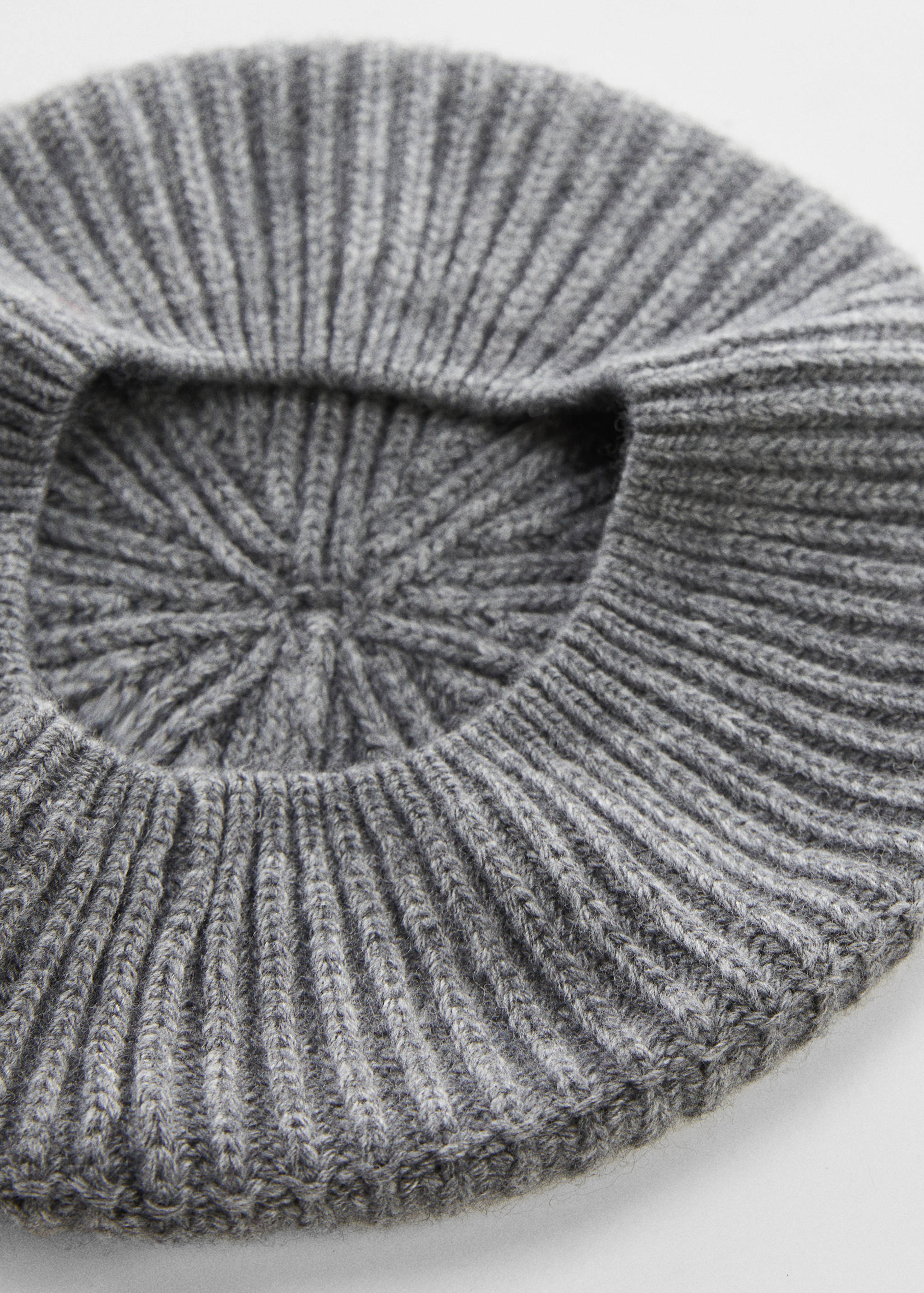 Knitted beret hat - Details of the article 1